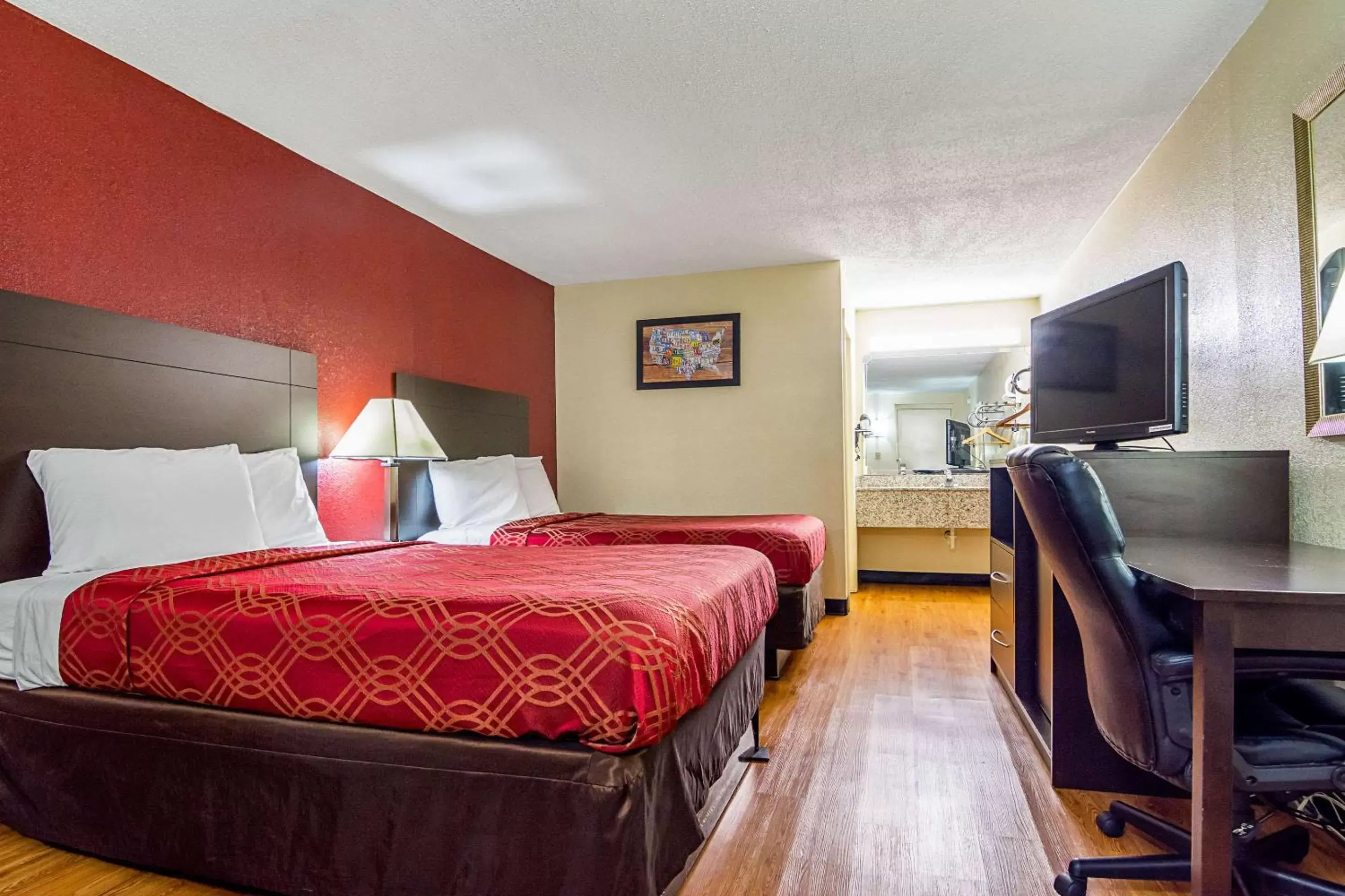 Photo of the whole room, Bed in Econo Lodge Research Triangle Park