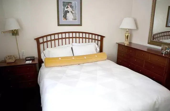 Bed in Coral Reef Inn & Condo Suites