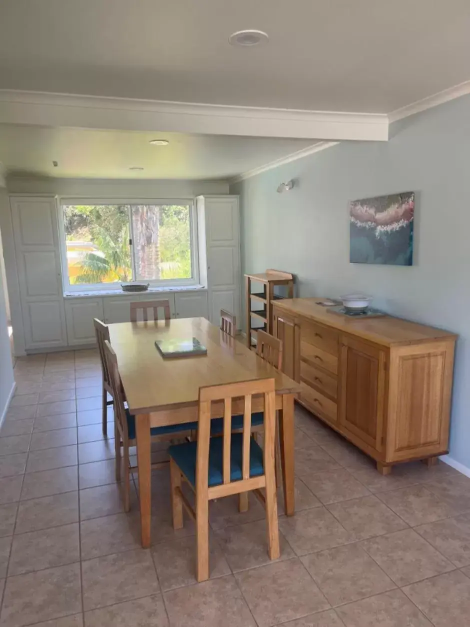 Dining Area in Tathra Beach House Holiday Apartments