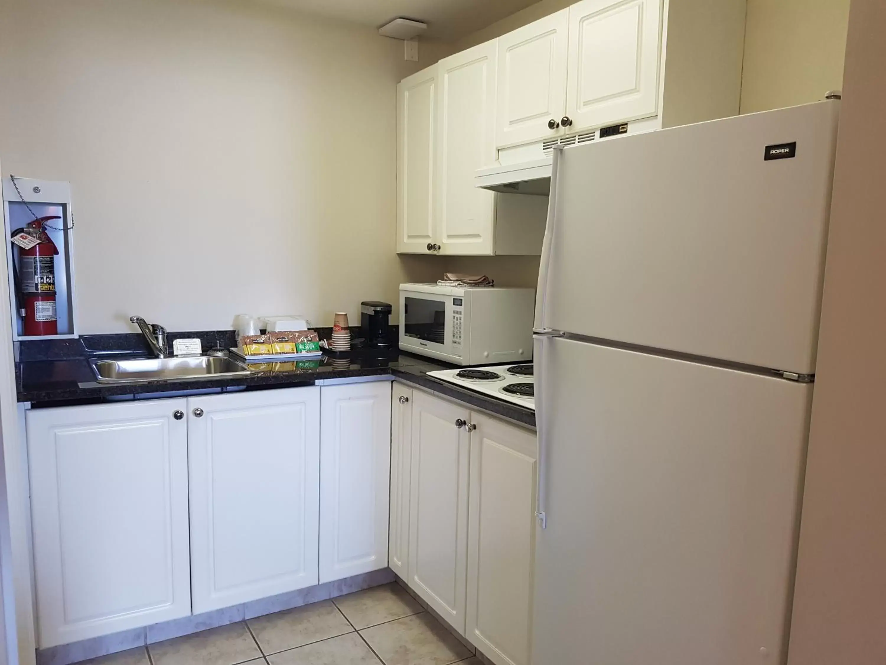 Kitchen or kitchenette, Kitchen/Kitchenette in Travelodge by Wyndham Kamloops Mountview