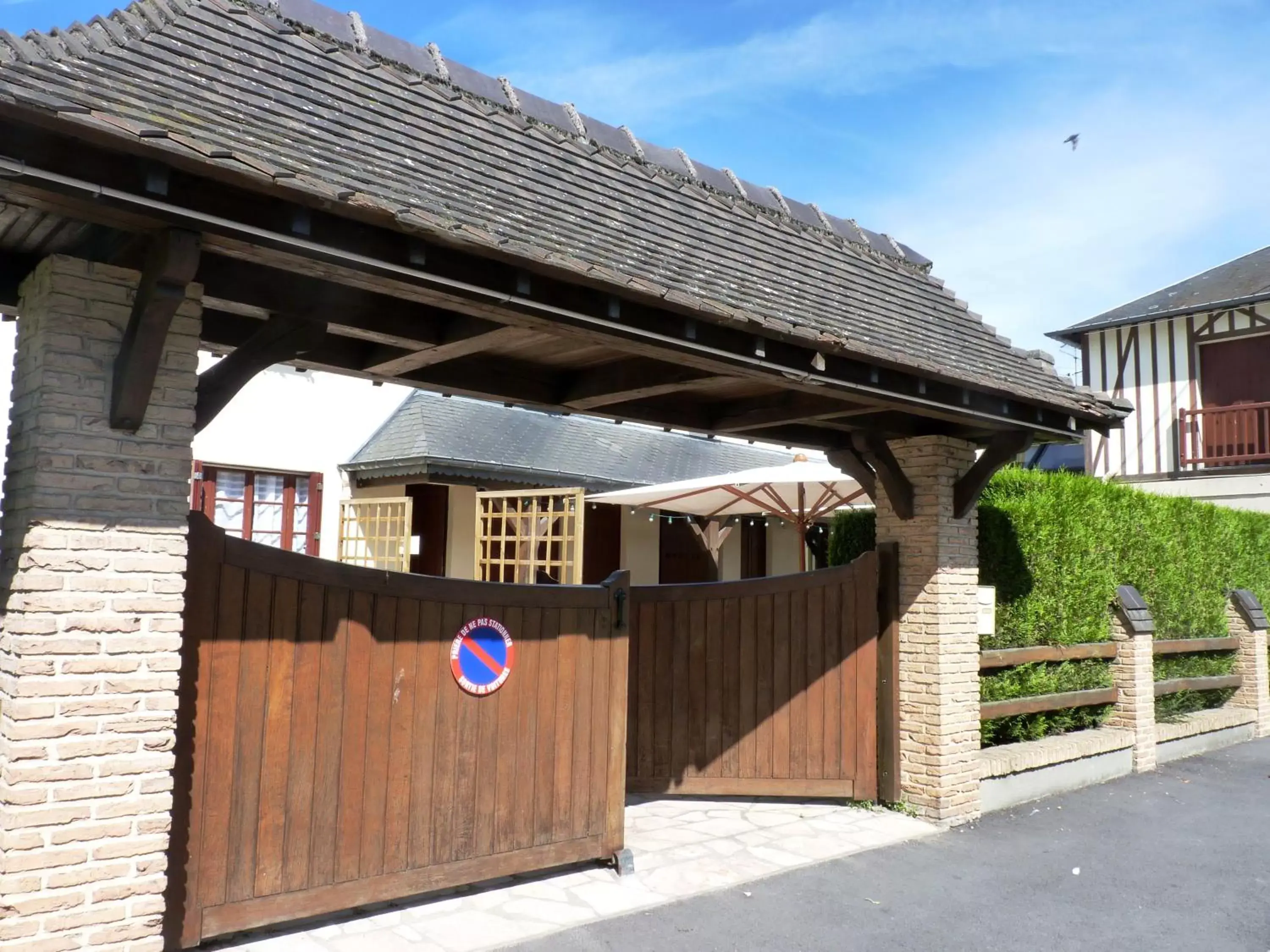 Facade/entrance, Property Building in Hôtel-Restaurant La P'tite Auberge