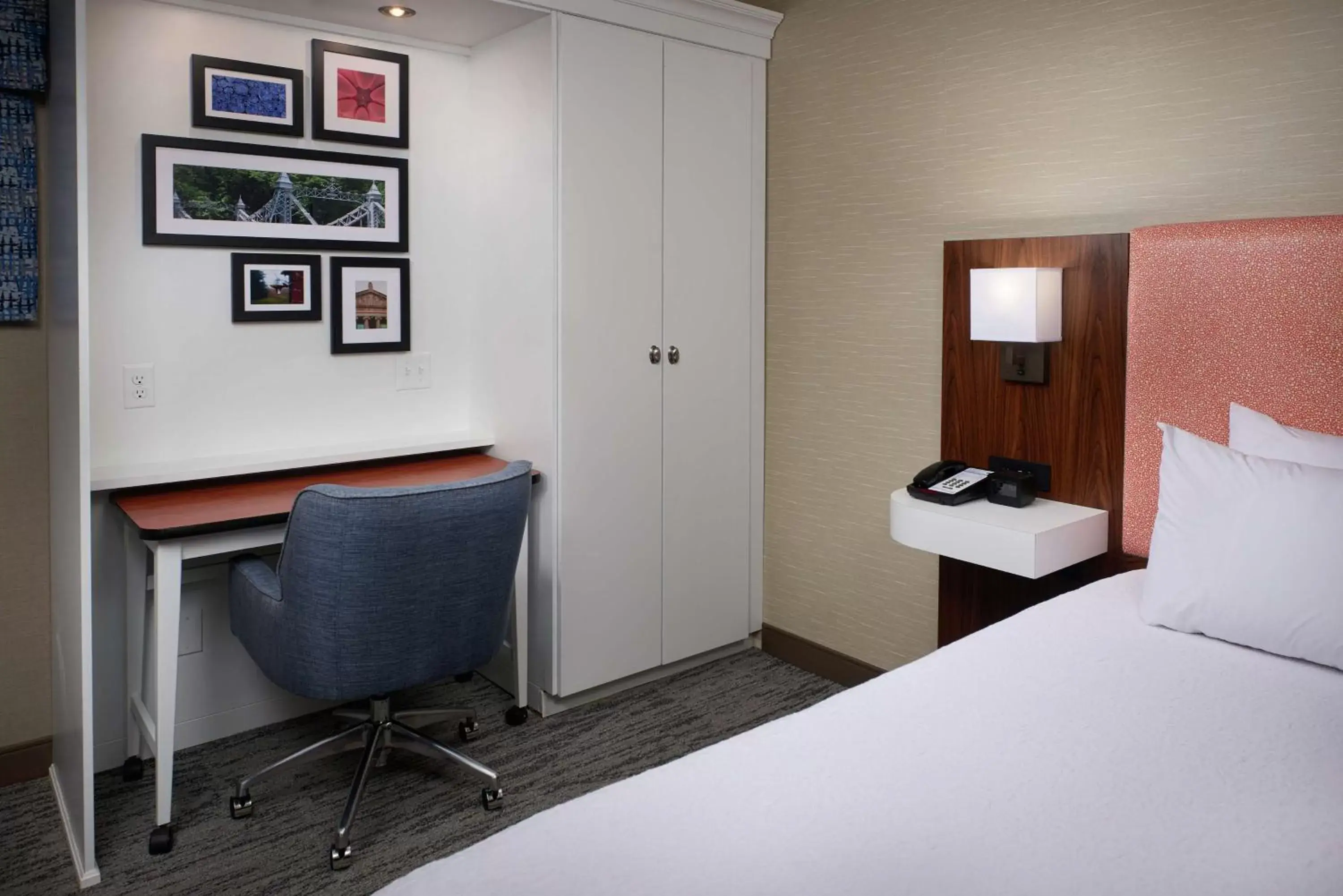 Bedroom, Bed in Hampton Inn by Hilton Youngstown-West I-80 Bedroom, Bed in Hampton Inn by Hilton Youngstown-West I-80