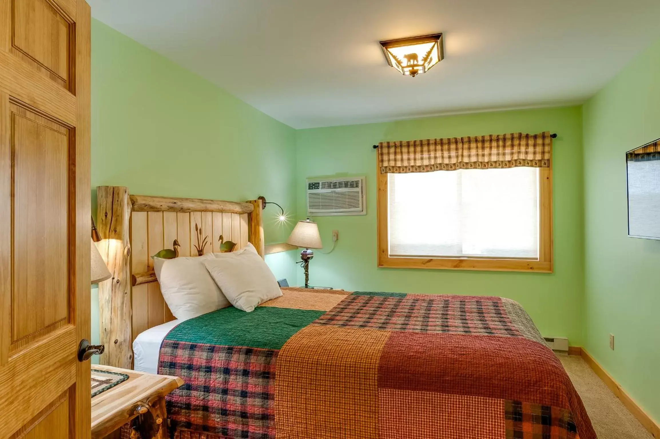 Bedroom, Bed in Cobble Mountain Lodge