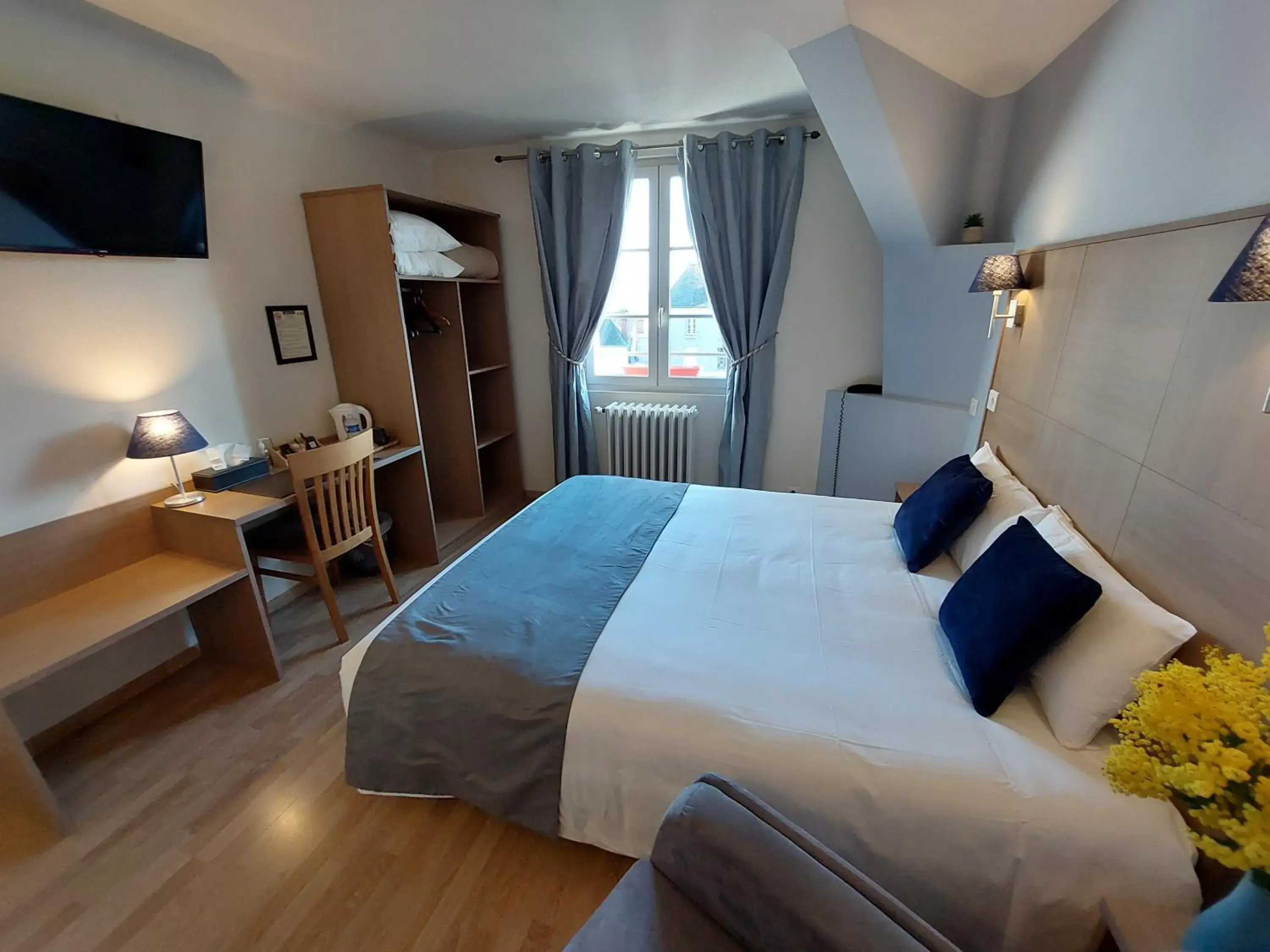 Photo of the whole room, Bed in Logis Loire Hotel - Les Cocottes