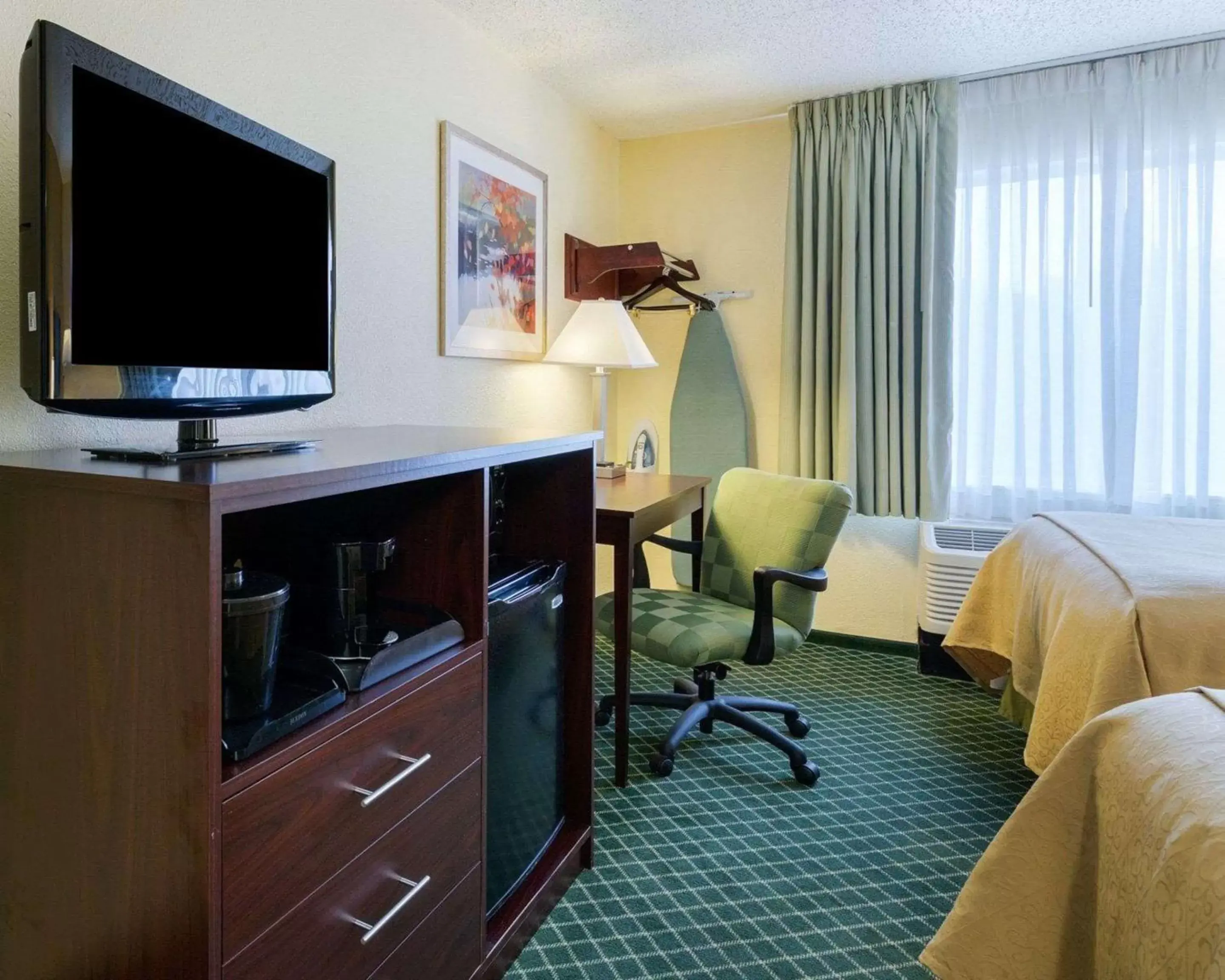 Photo of the whole room, TV/Entertainment Center in Quality Inn Newark