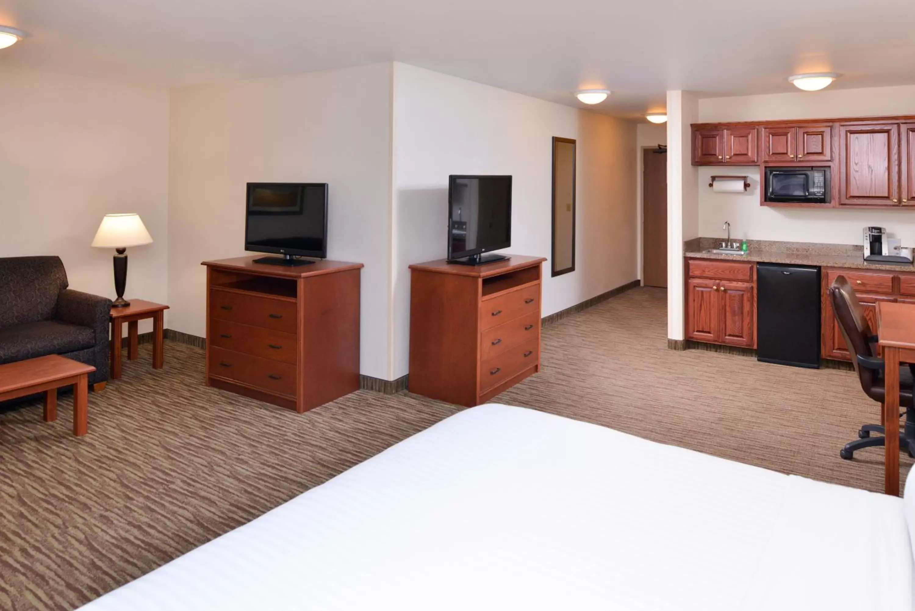 Photo of the whole room, TV/Entertainment Center in Holiday Inn Express Hotel & Suites Sioux Falls At Empire Mall, an IHG Hotel