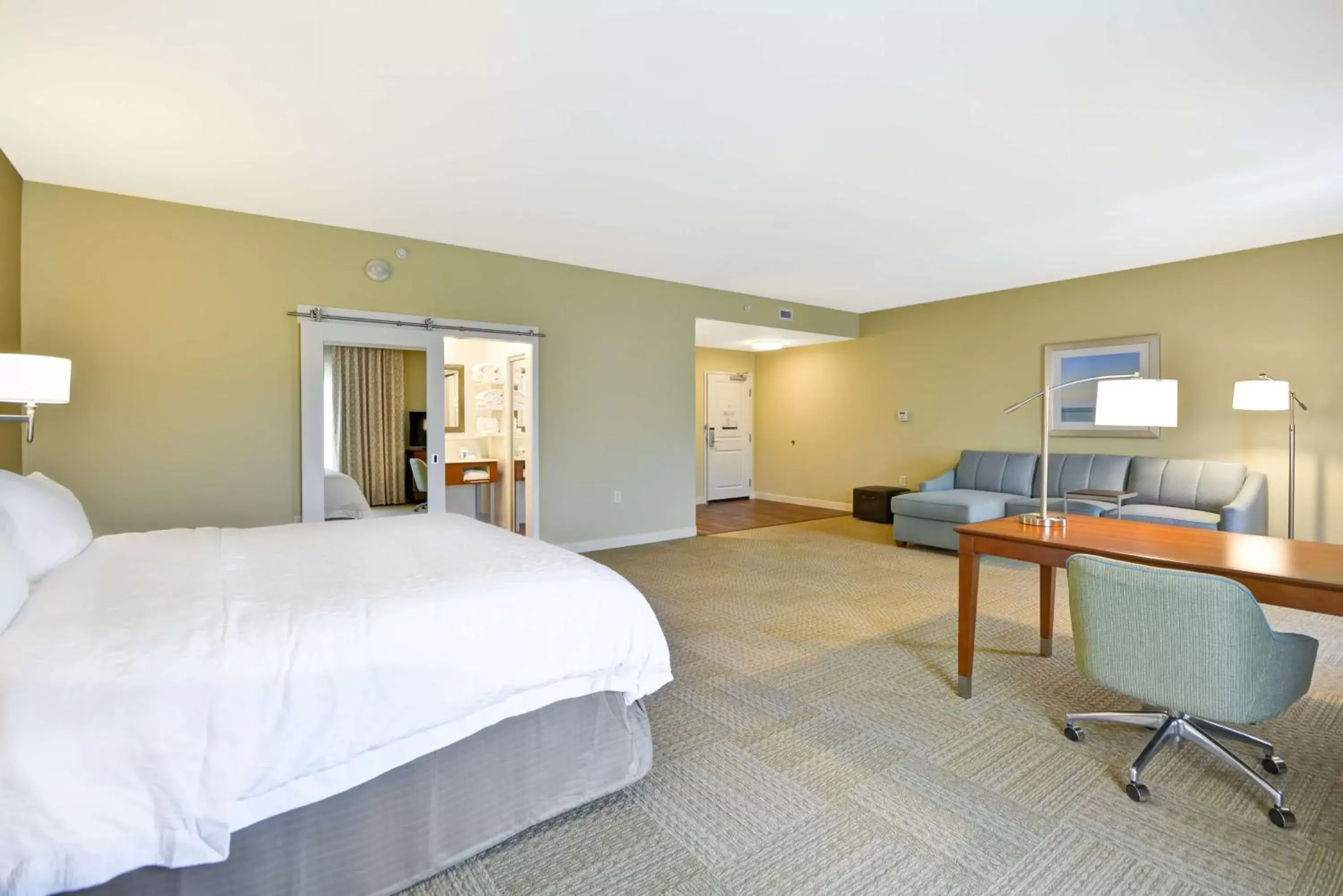 Bedroom in Hampton Inn & Suites Charleston Airport