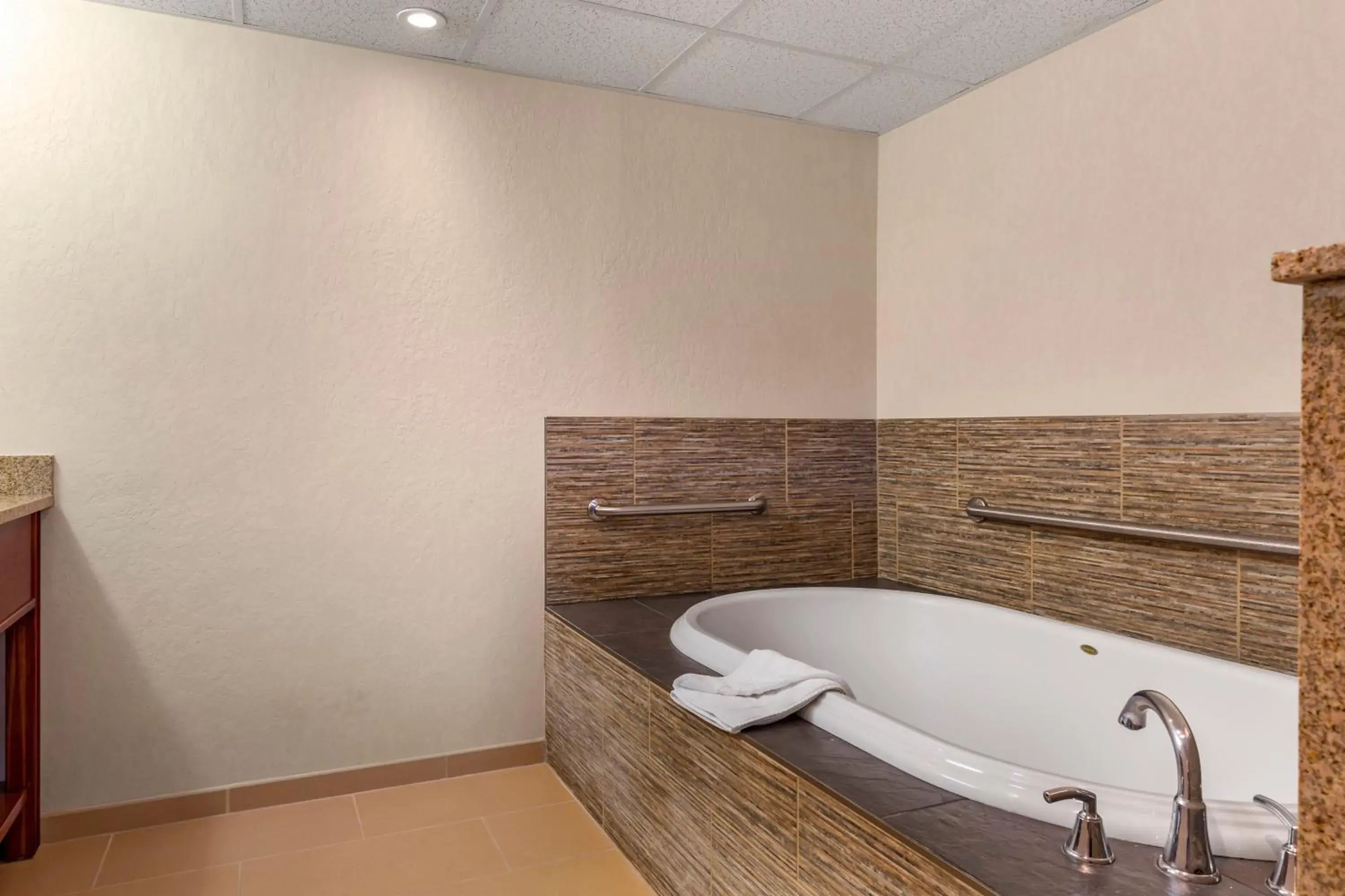 Bathroom in Comfort Inn Foxboro - Mansfield