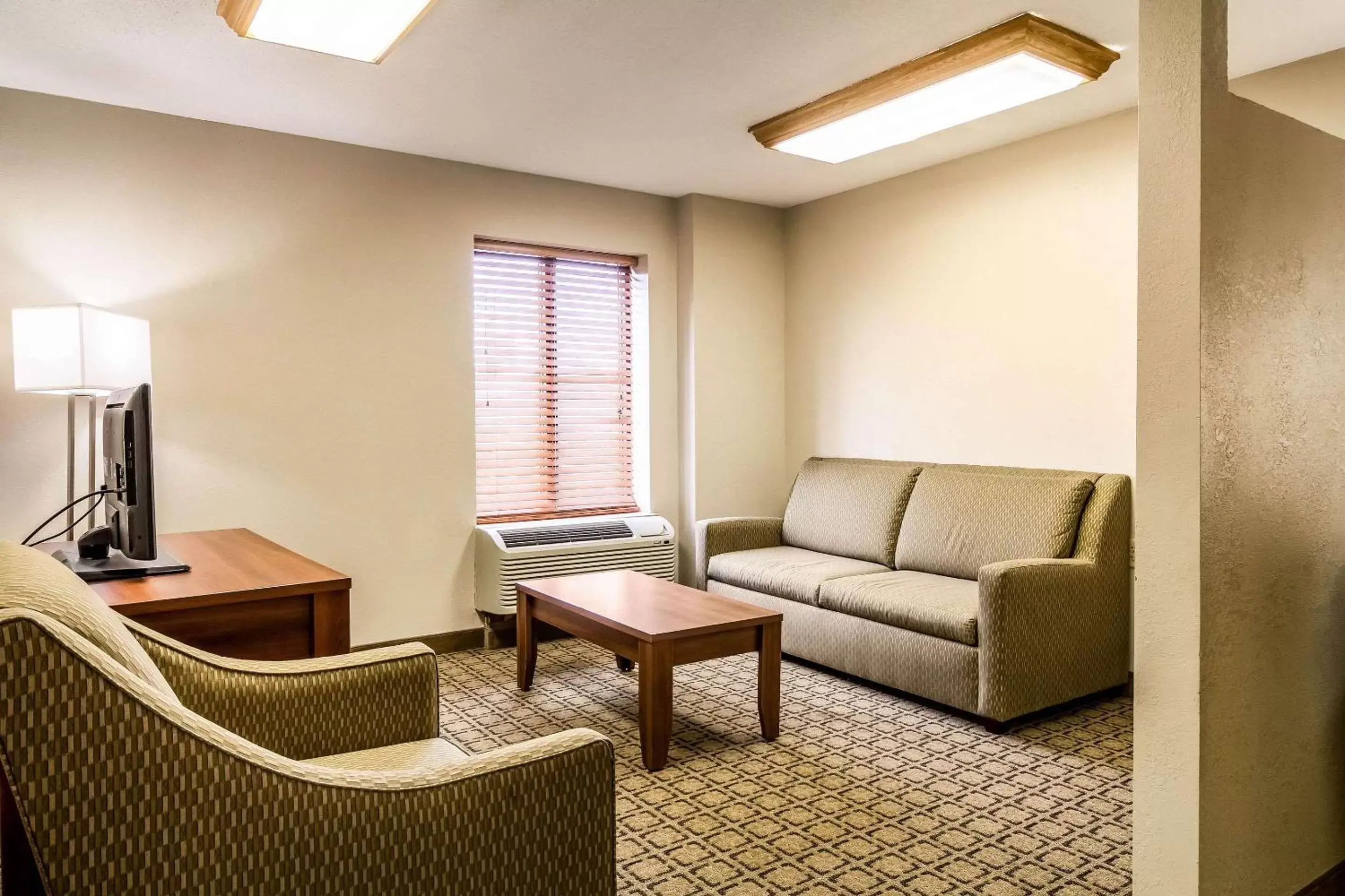 Photo of the whole room, Seating Area in Clarion Inn Pittsburgh Cranberry