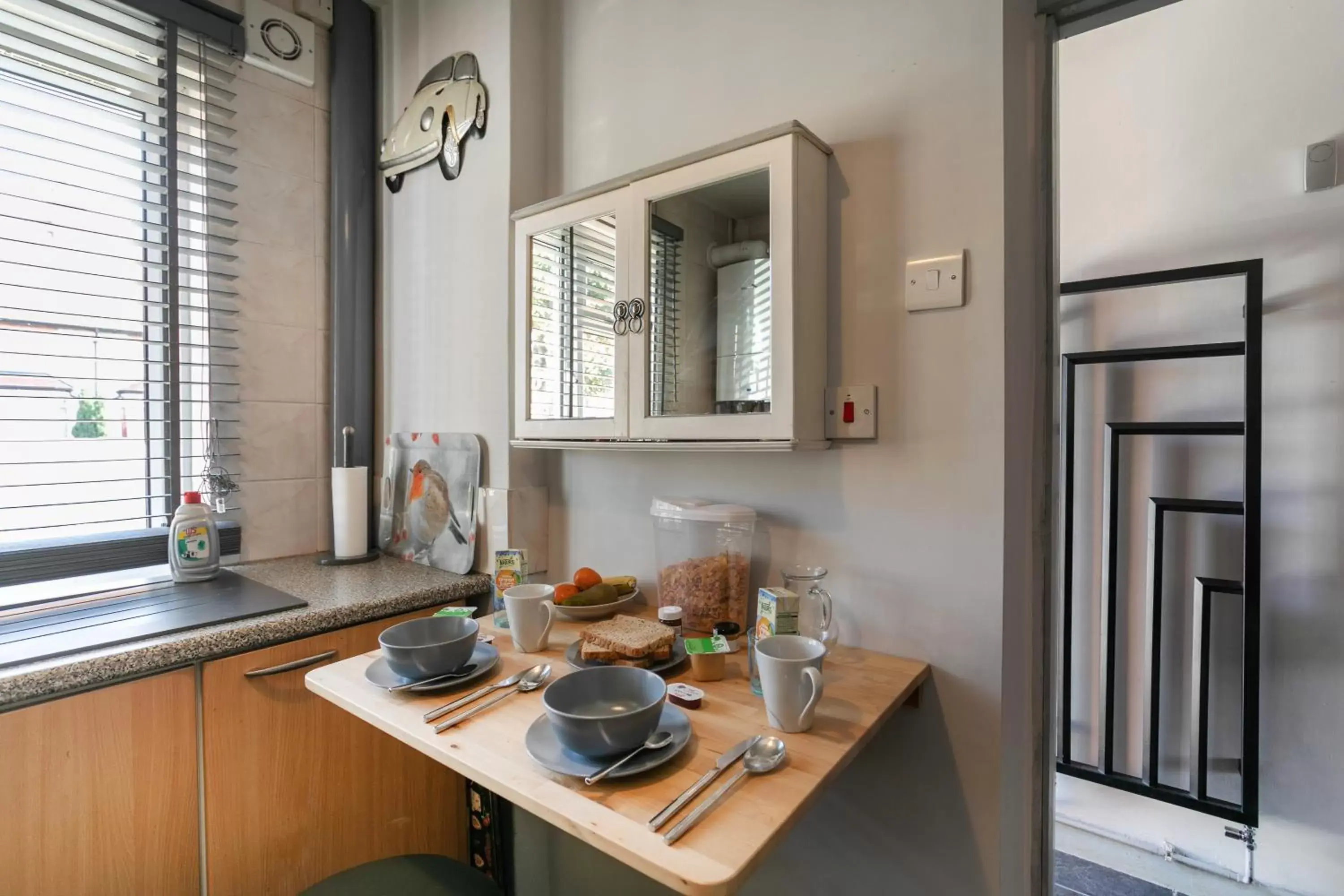 Breakfast, Kitchen/Kitchenette in BED AT BOWBRIDGE, Centre town