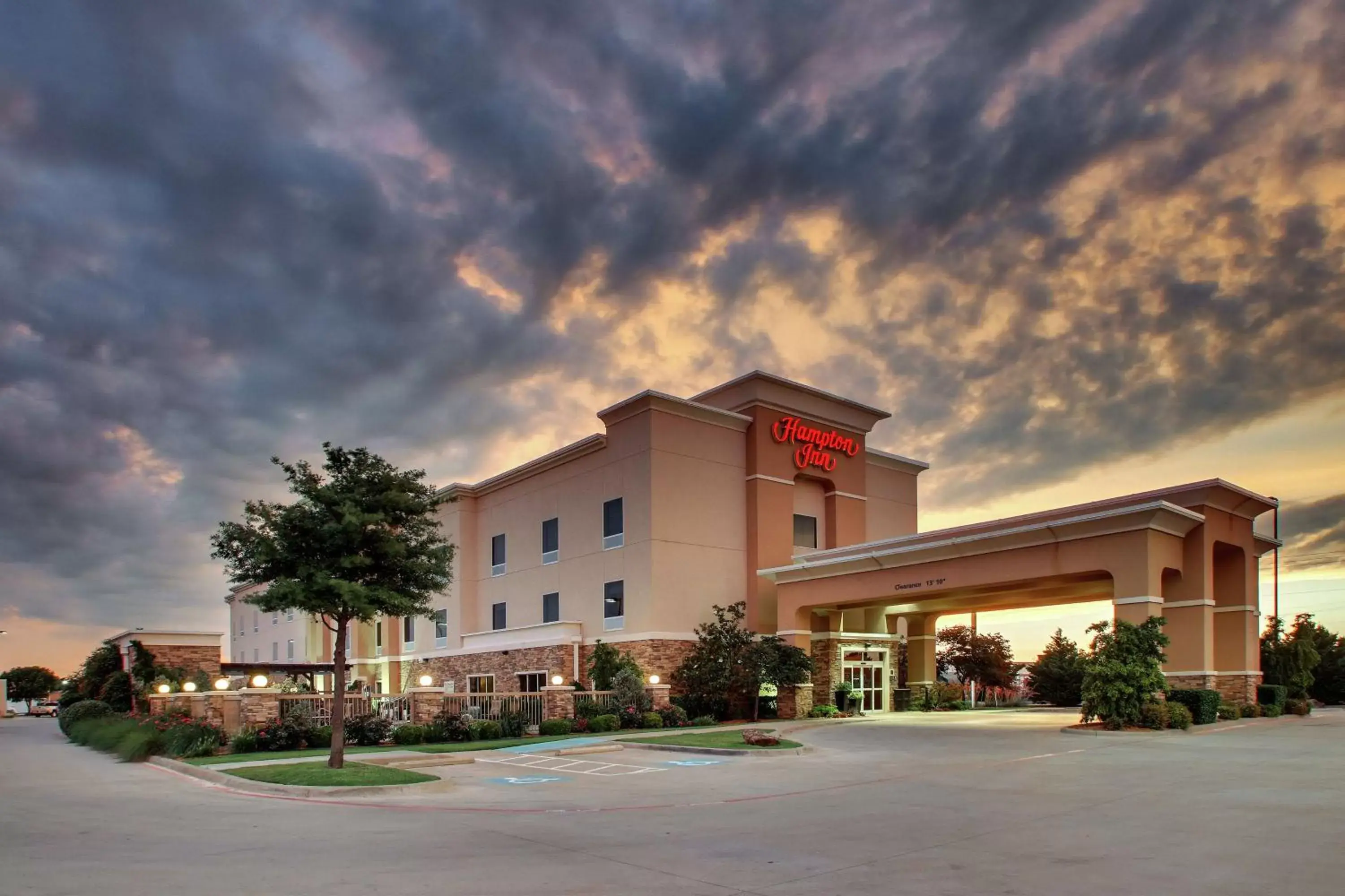 Property Building in Hampton Inn Vernon