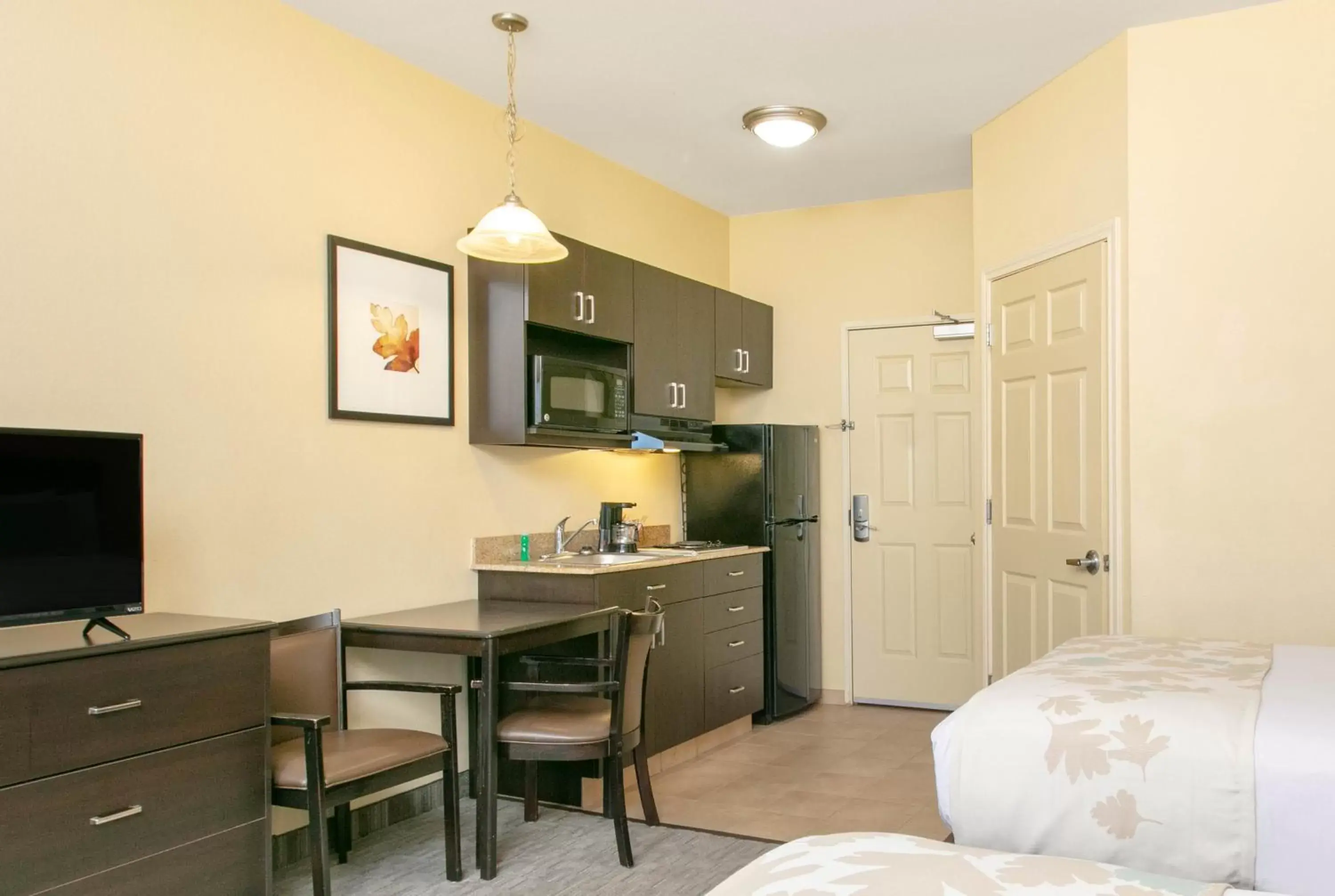 Bed, Kitchen/Kitchenette in Hawthorn Suites by Wyndham Longview