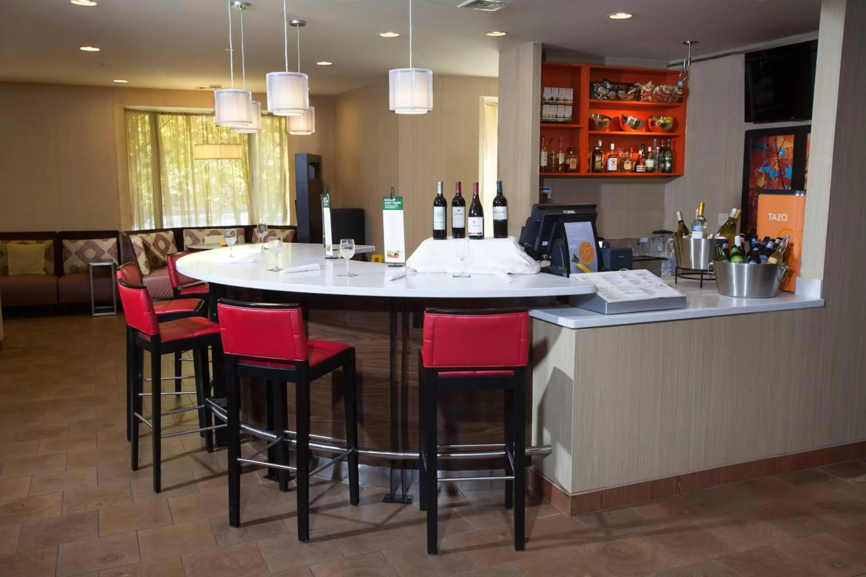 Restaurant/places to eat, Lounge/Bar in Courtyard Burlington Williston