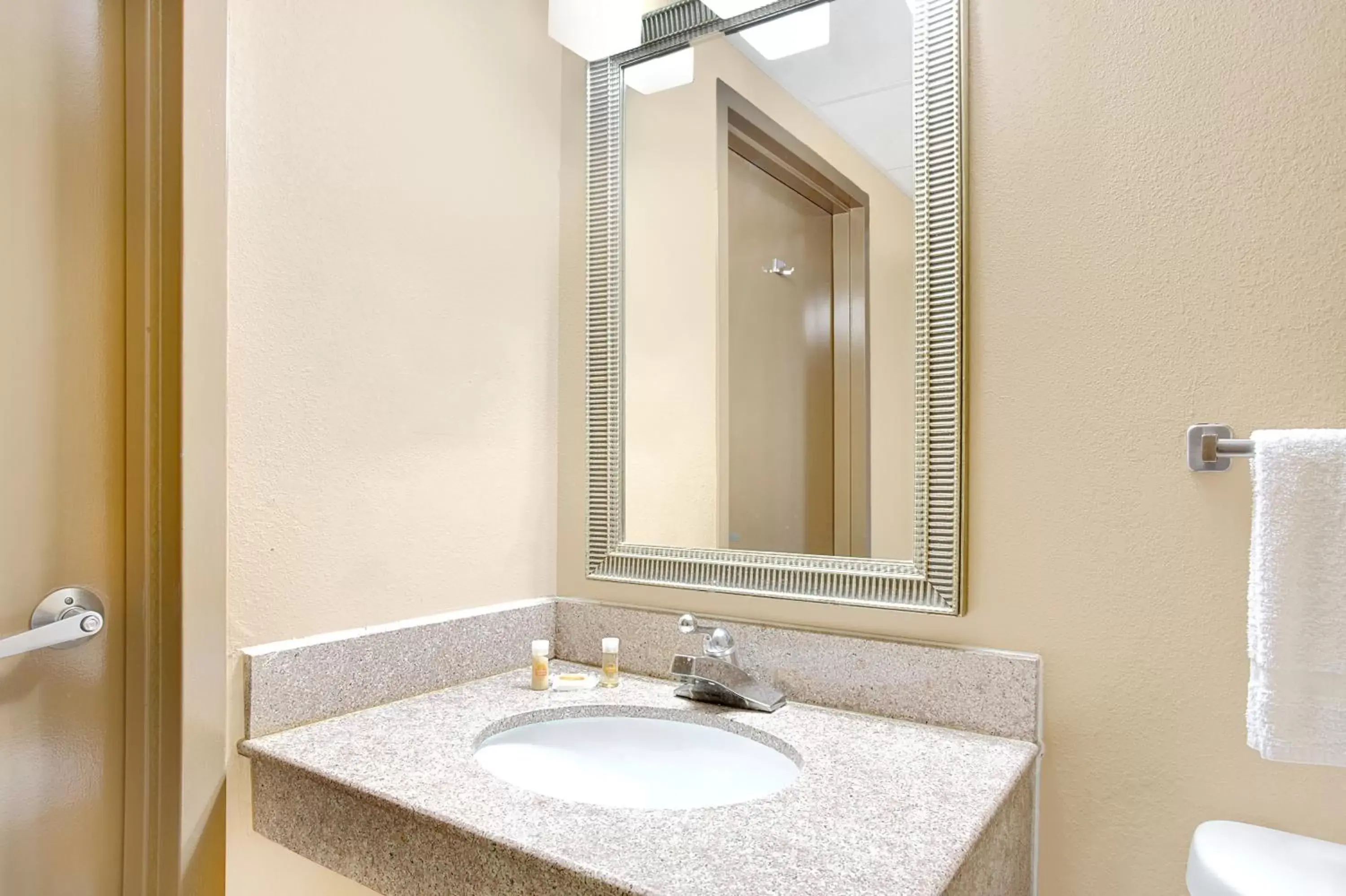 King Room - Disability Access/Non-Smoking in Days Inn by Wyndham Newport News City Center Oyster Point King Room - Disability Access/Non-Smoking in Days Inn by Wyndham Newport News City Center Oyster Point