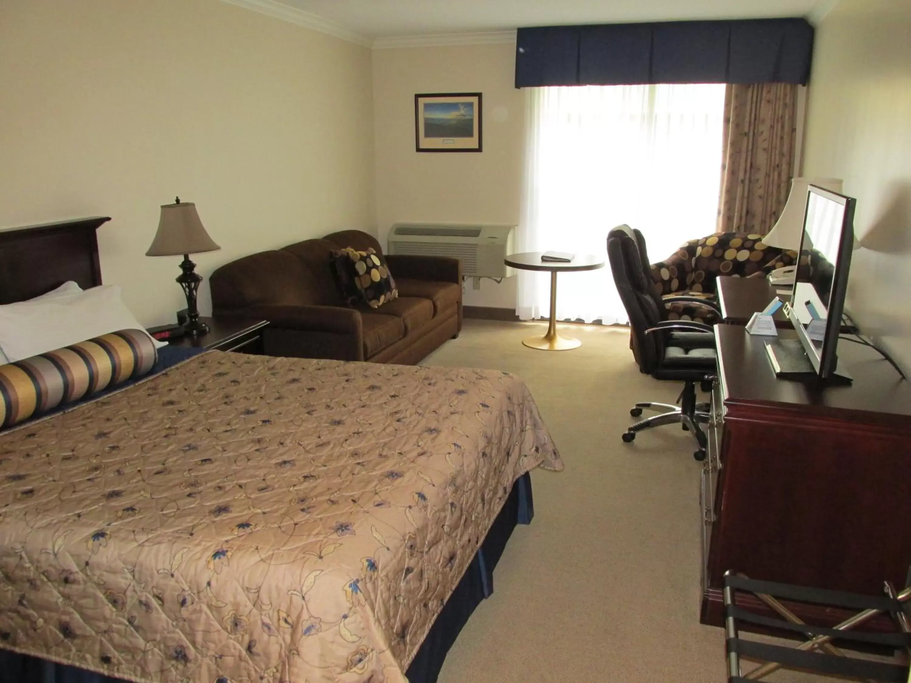 Deluxe Queen Room with Sofa Bed in The Fredericton Inn