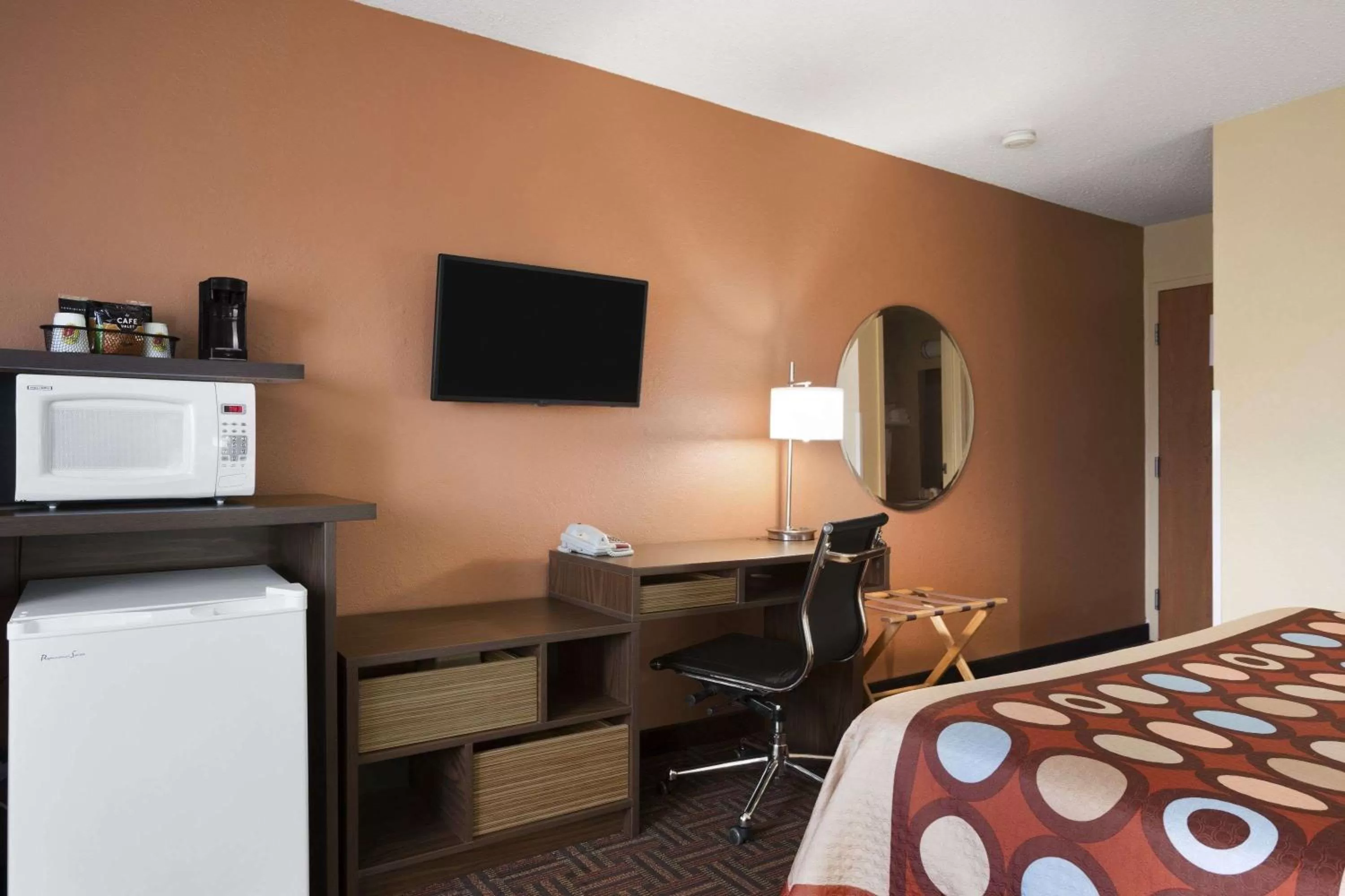 Photo of the whole room, Bed in Super 8 by Wyndham Marion