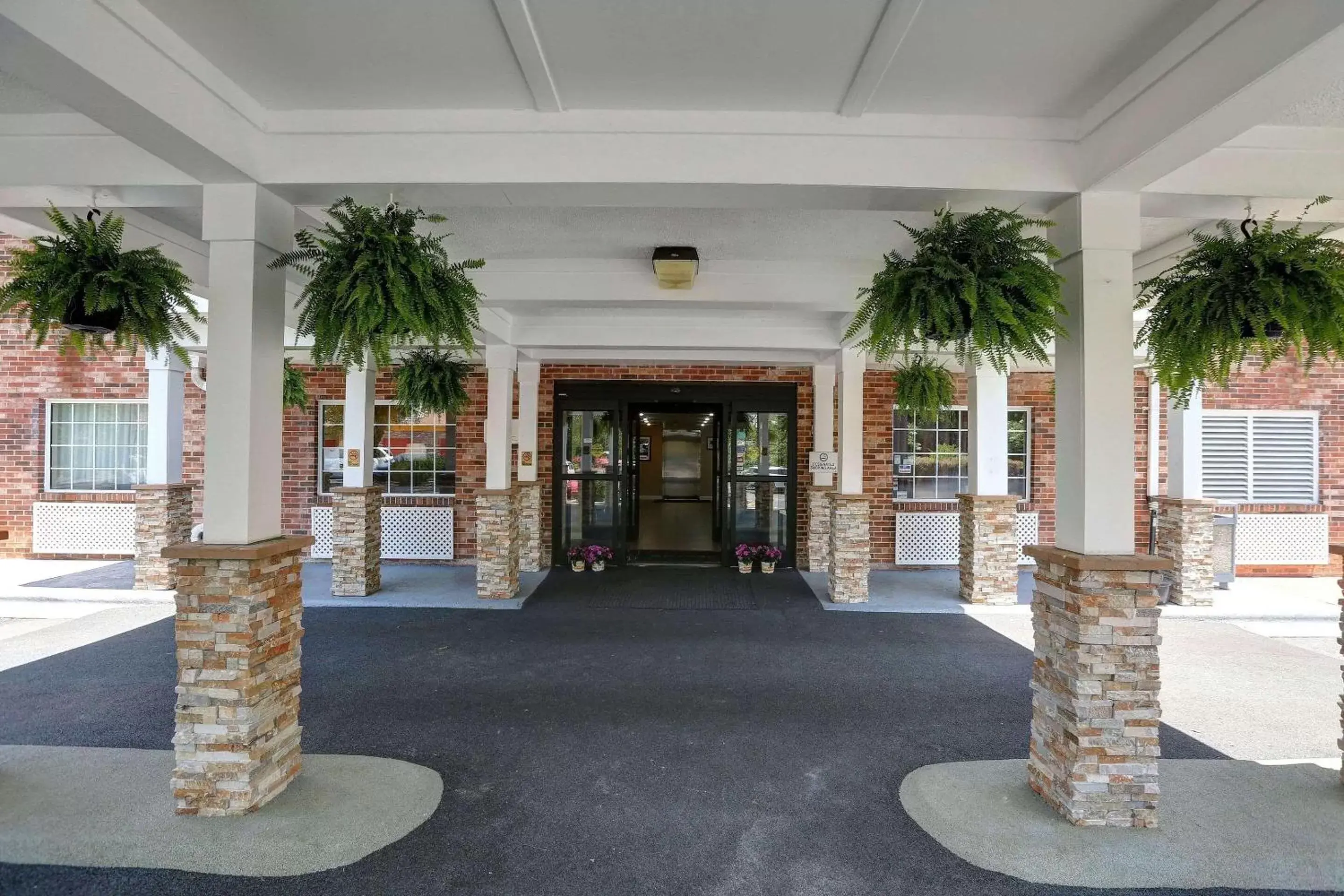 Property building in Country Inn & Suites by Radisson, Charlotte I-85 Airport, NC