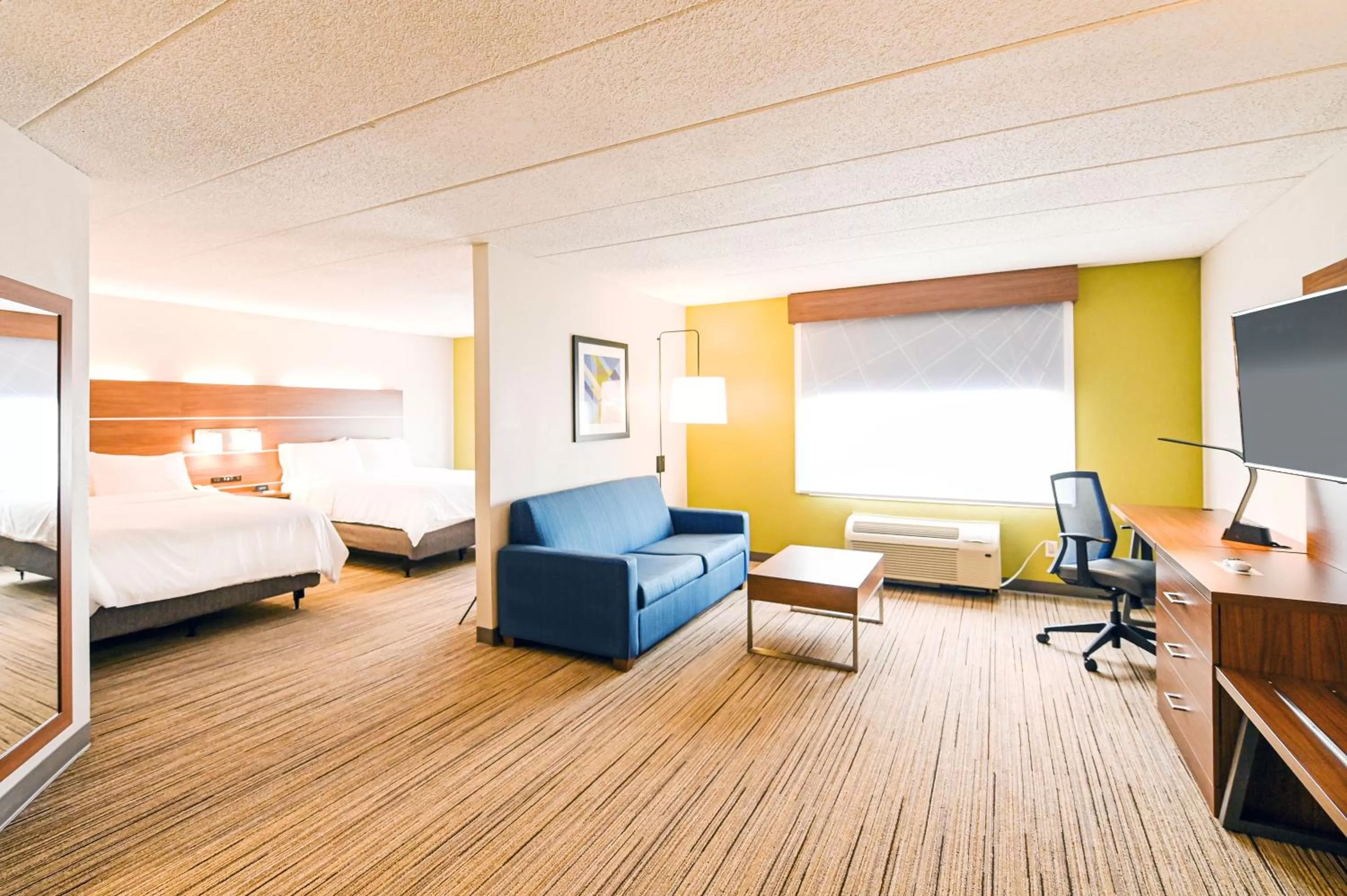 Photo of the whole room, Bed in Holiday Inn Express Richmond Airport by IHG
