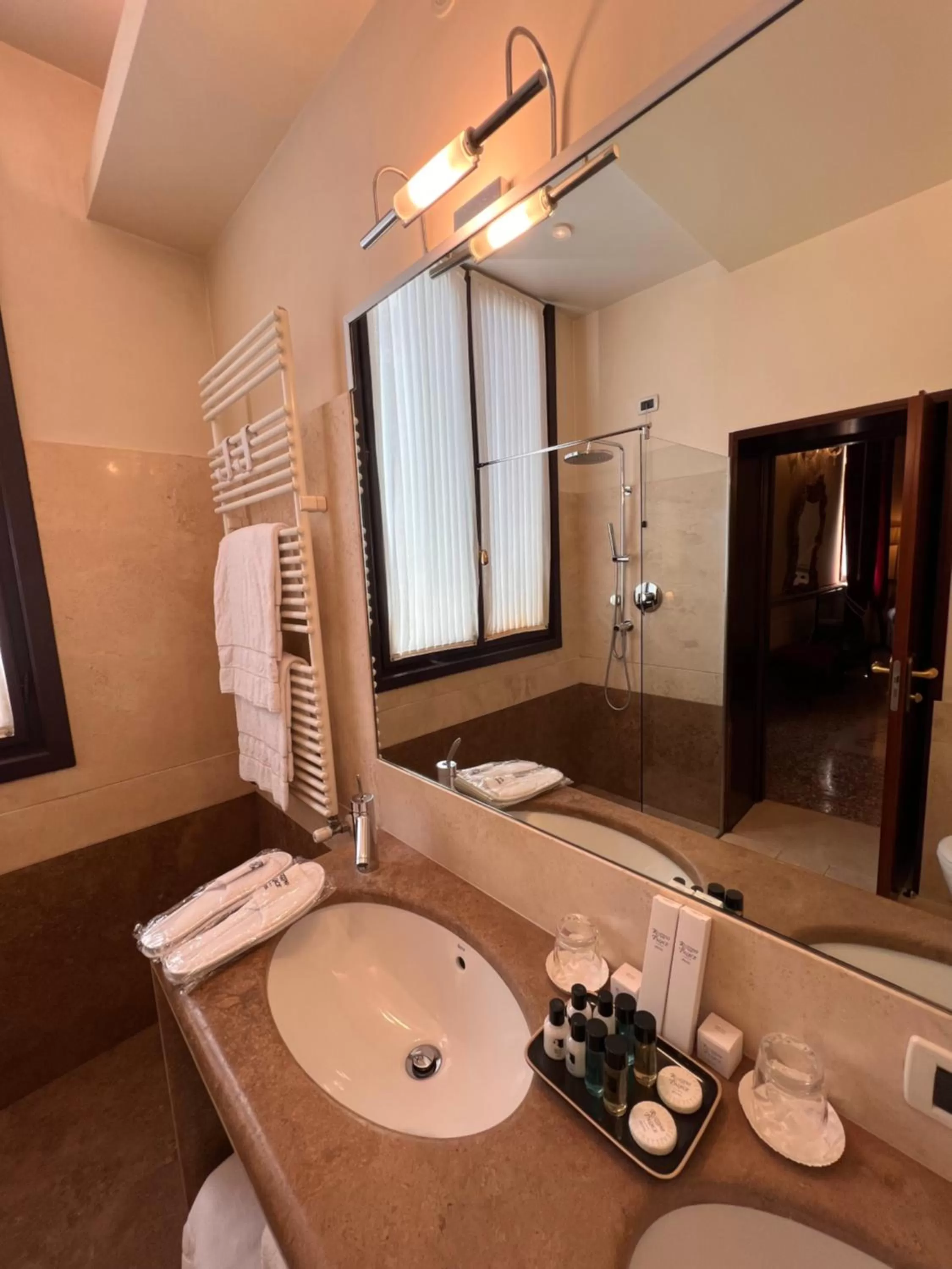 Bathroom in Ruzzini Palace Hotel