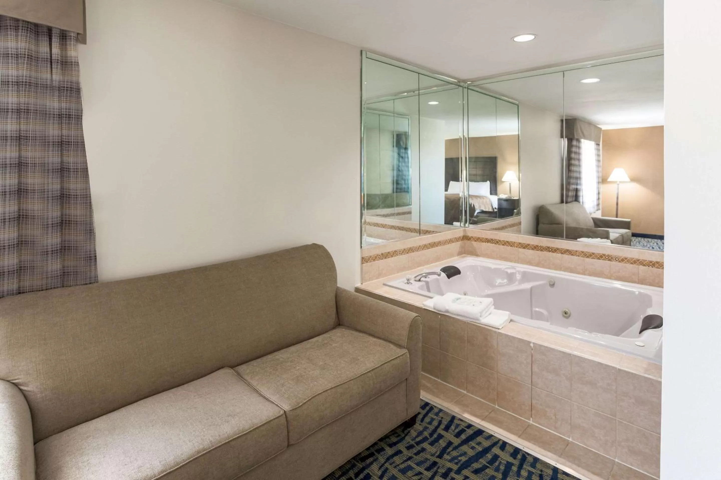 Photo of the whole room in Quality Inn Rochelle