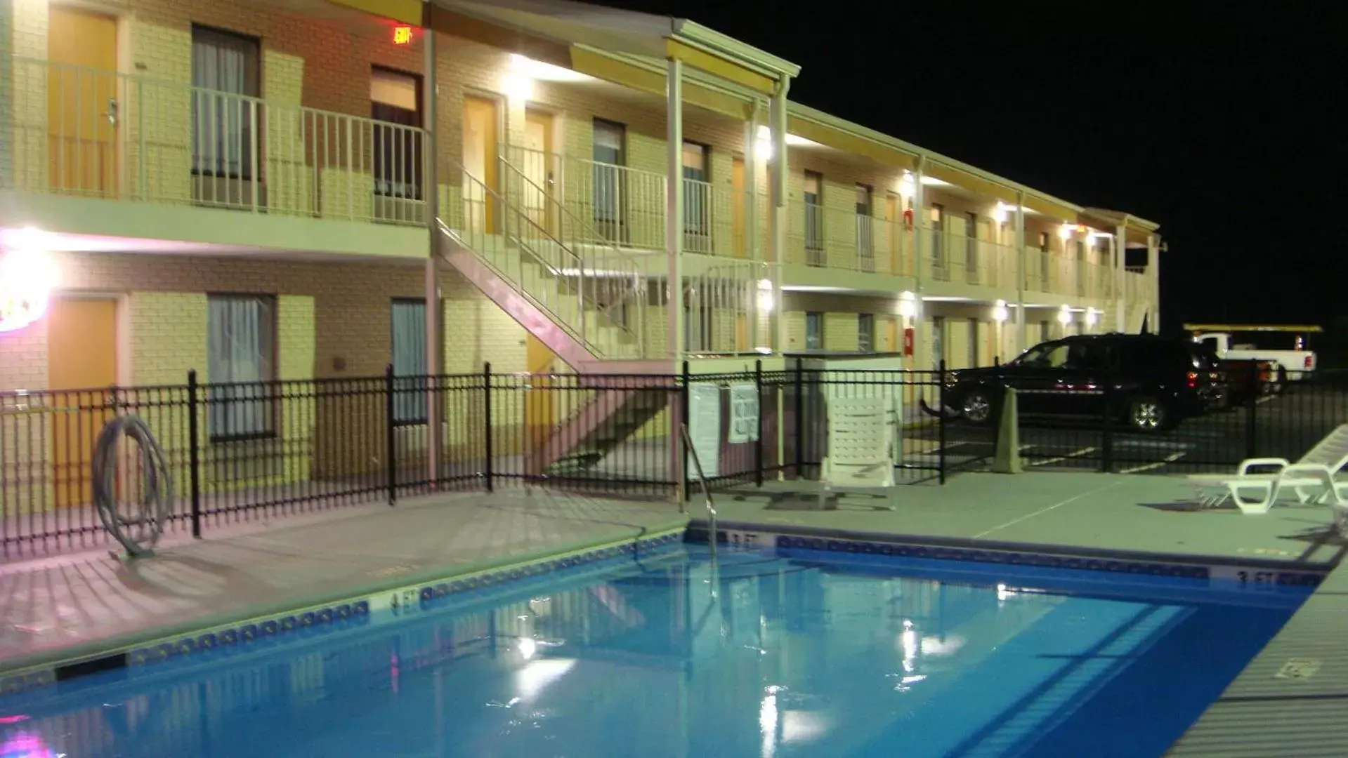 Swimming Pool in Magnolia Inn Laurens