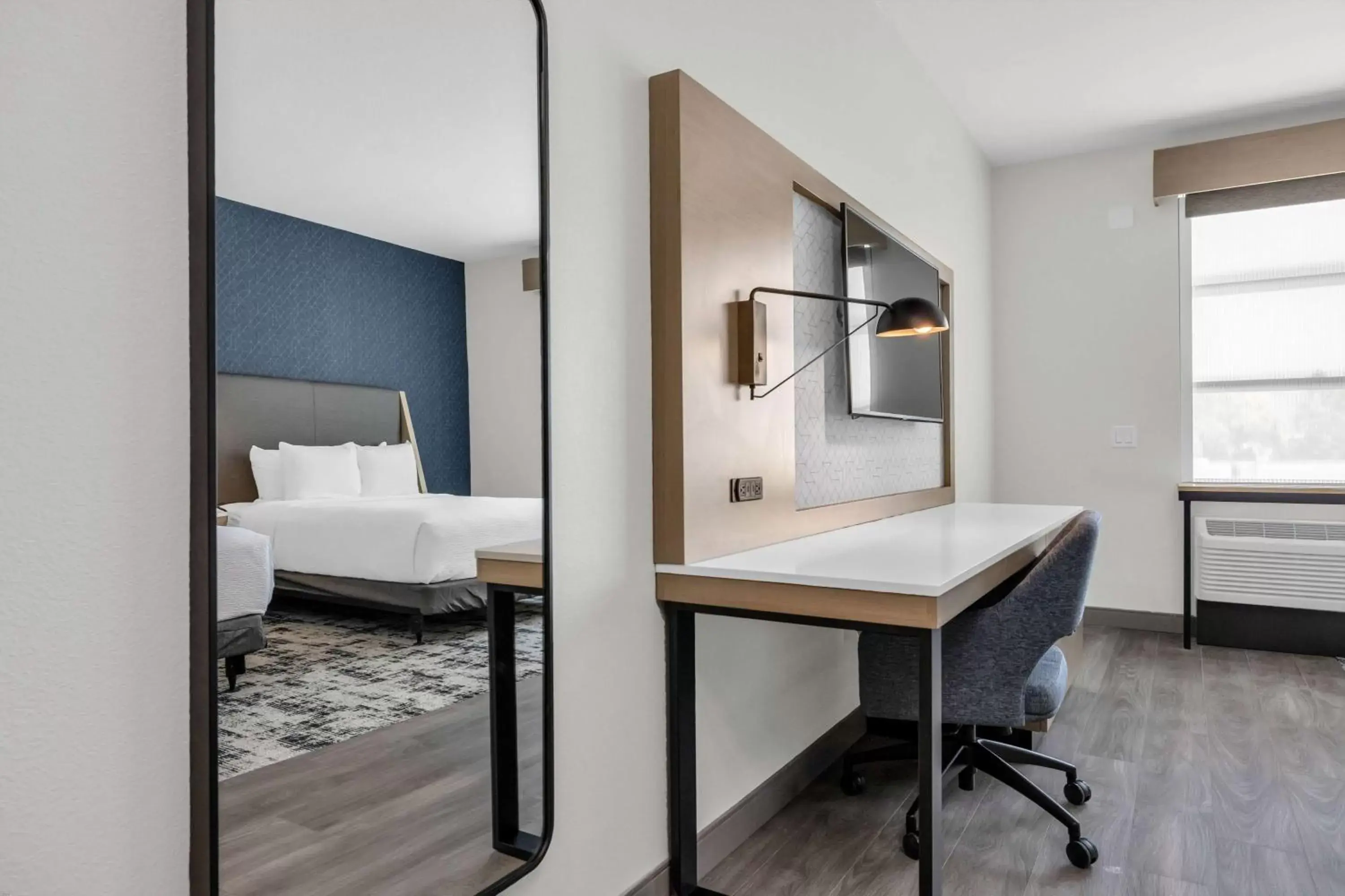 Photo of the whole room, Bathroom in La Quinta Inn & Suites by Wyndham San Jose Silicon Valley