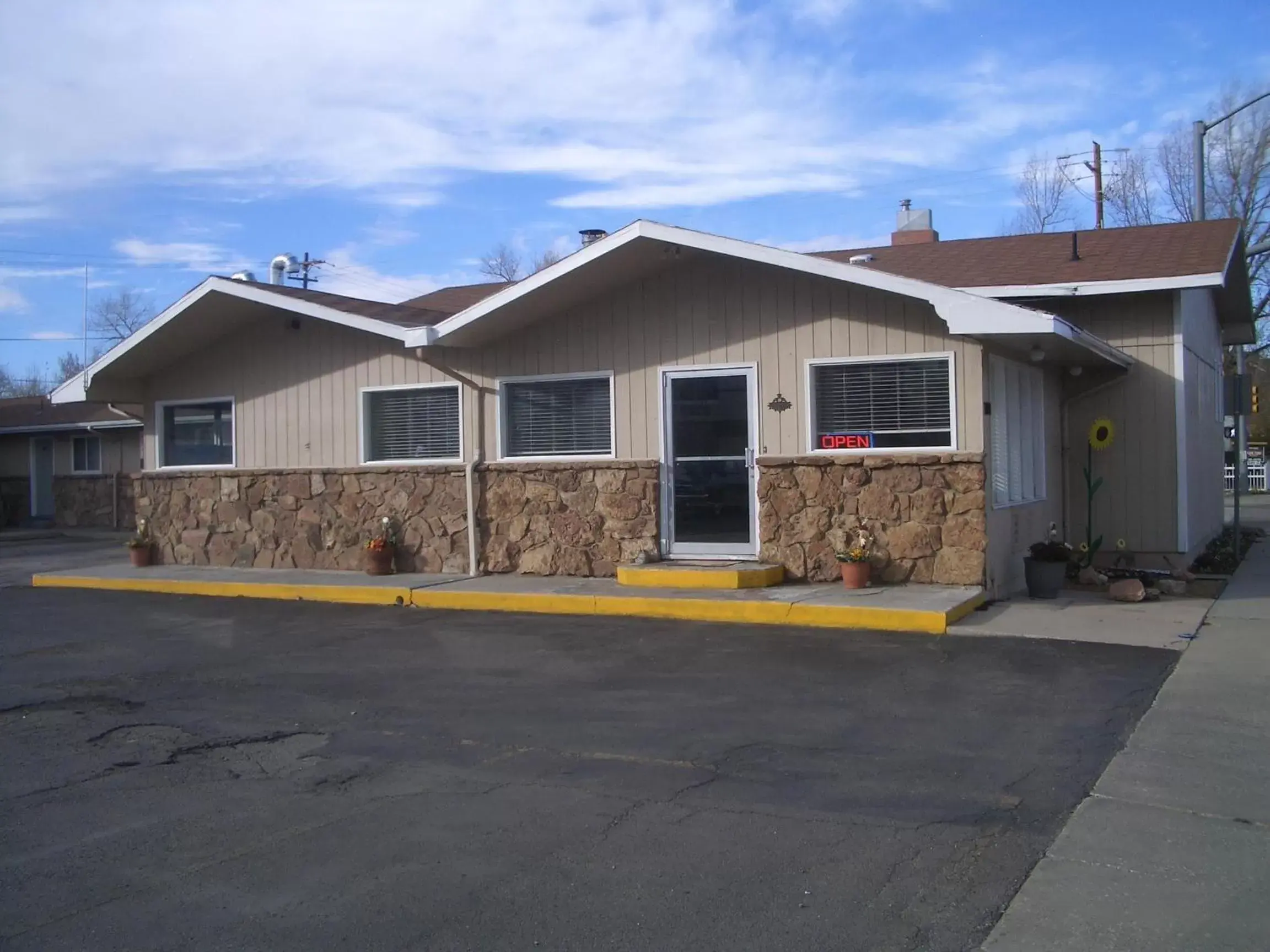 Facade/entrance, Property Building in Laramie Valley Inn