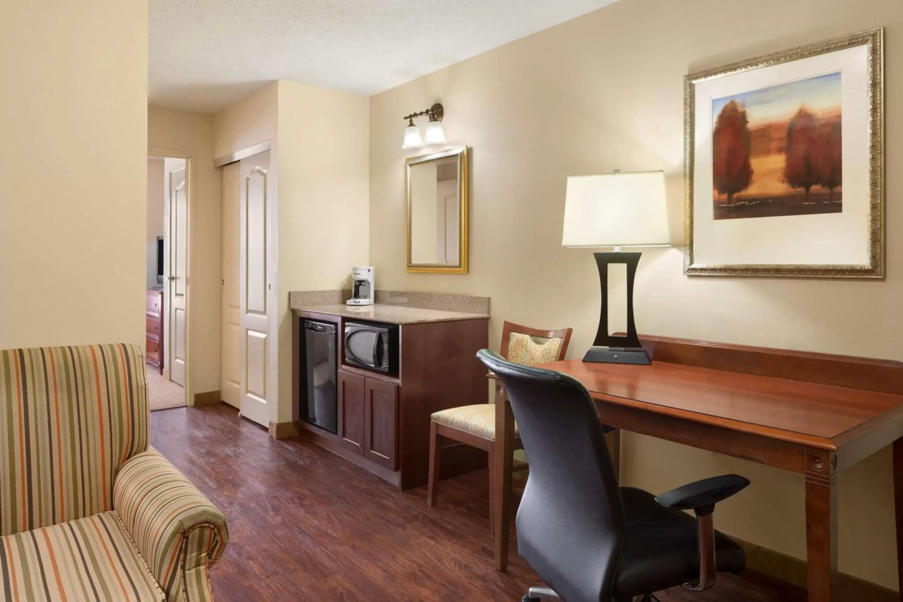 Photo of the whole room, TV/Entertainment Center in Country Inn & Suites by Radisson, Baltimore North, MD