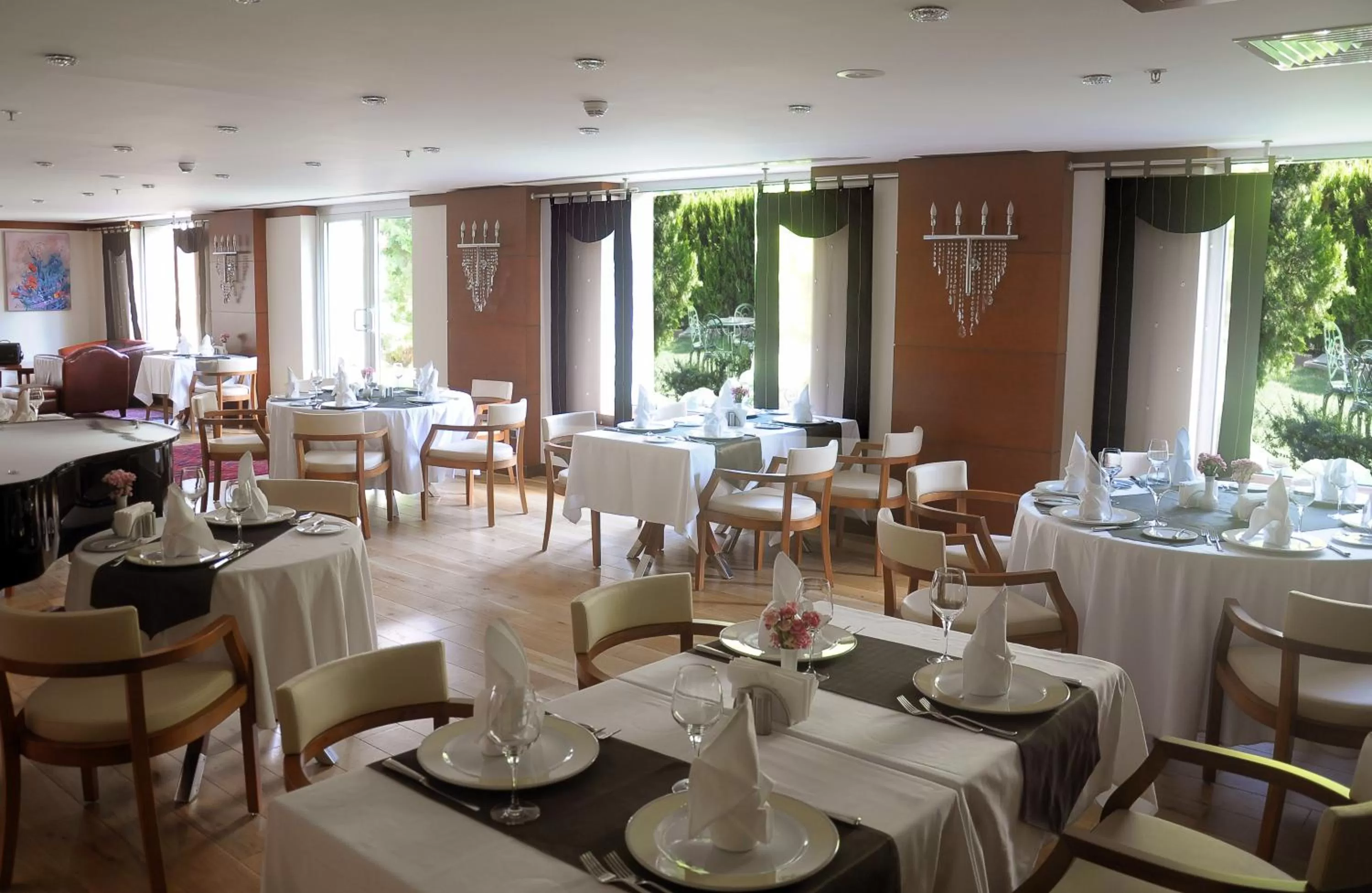 Restaurant/places to eat in Hotel Midi