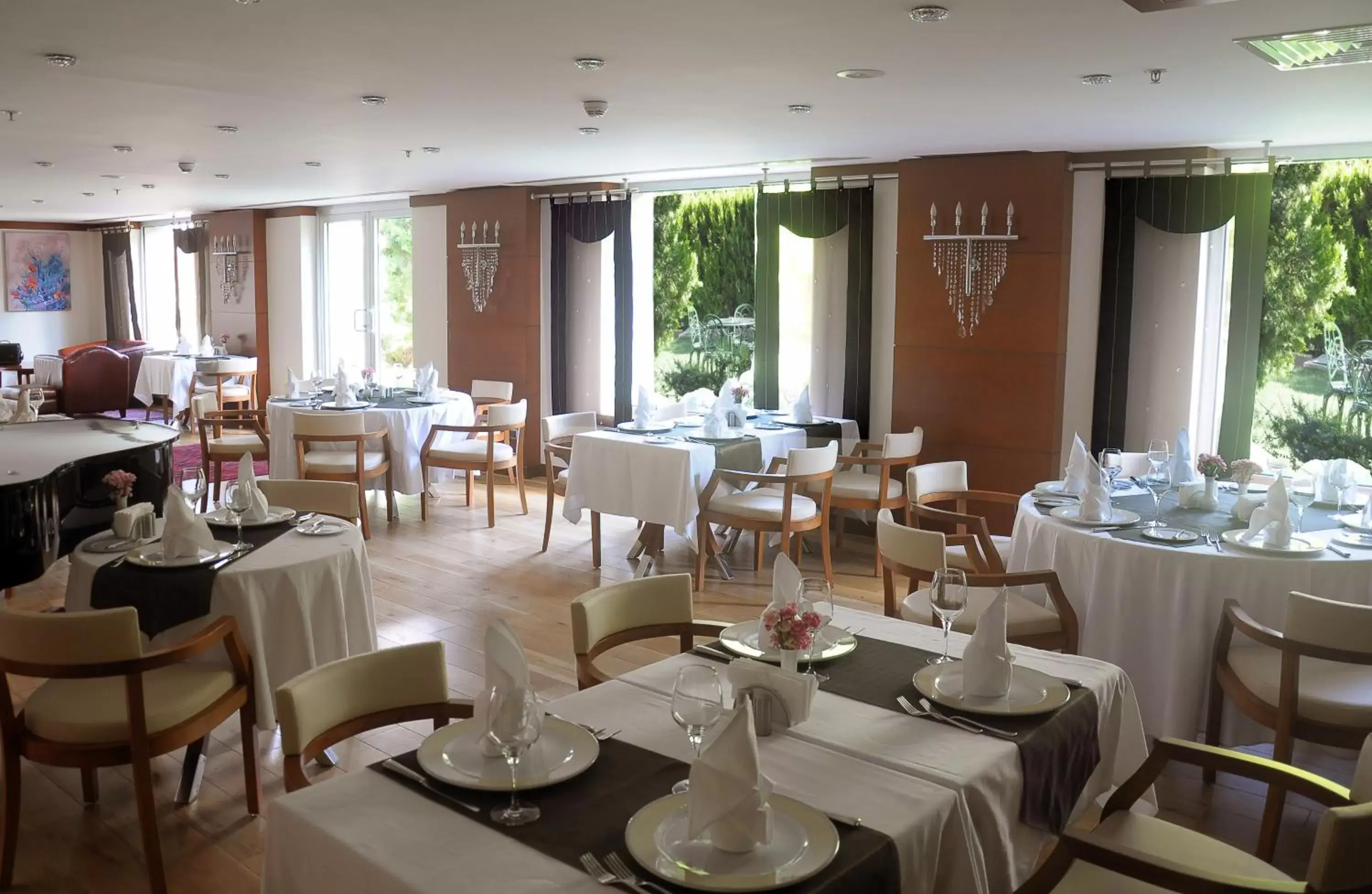 Restaurant/Places to Eat in Hotel Midi