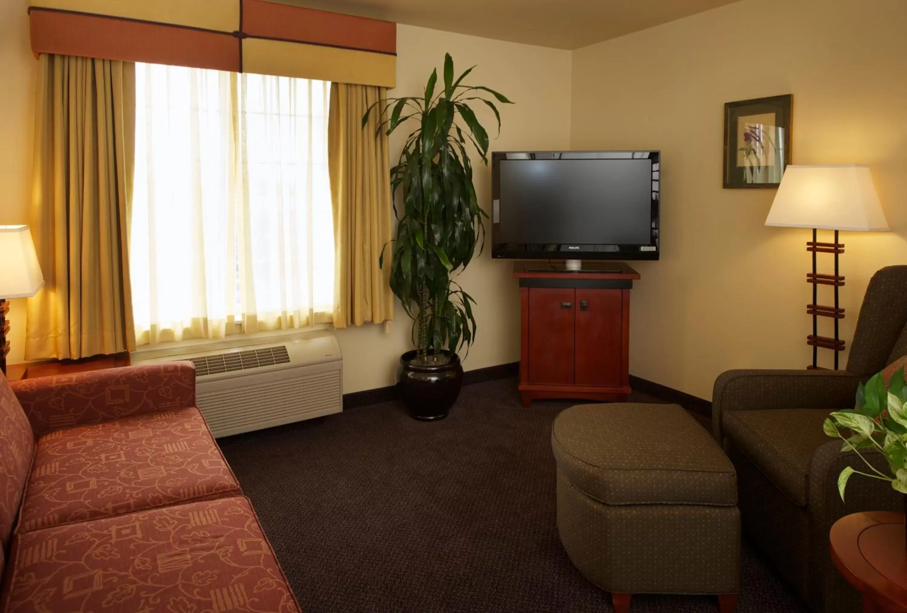 Living room, Lounge/Bar in Larkspur Landing Roseville-An All-Suite Hotel