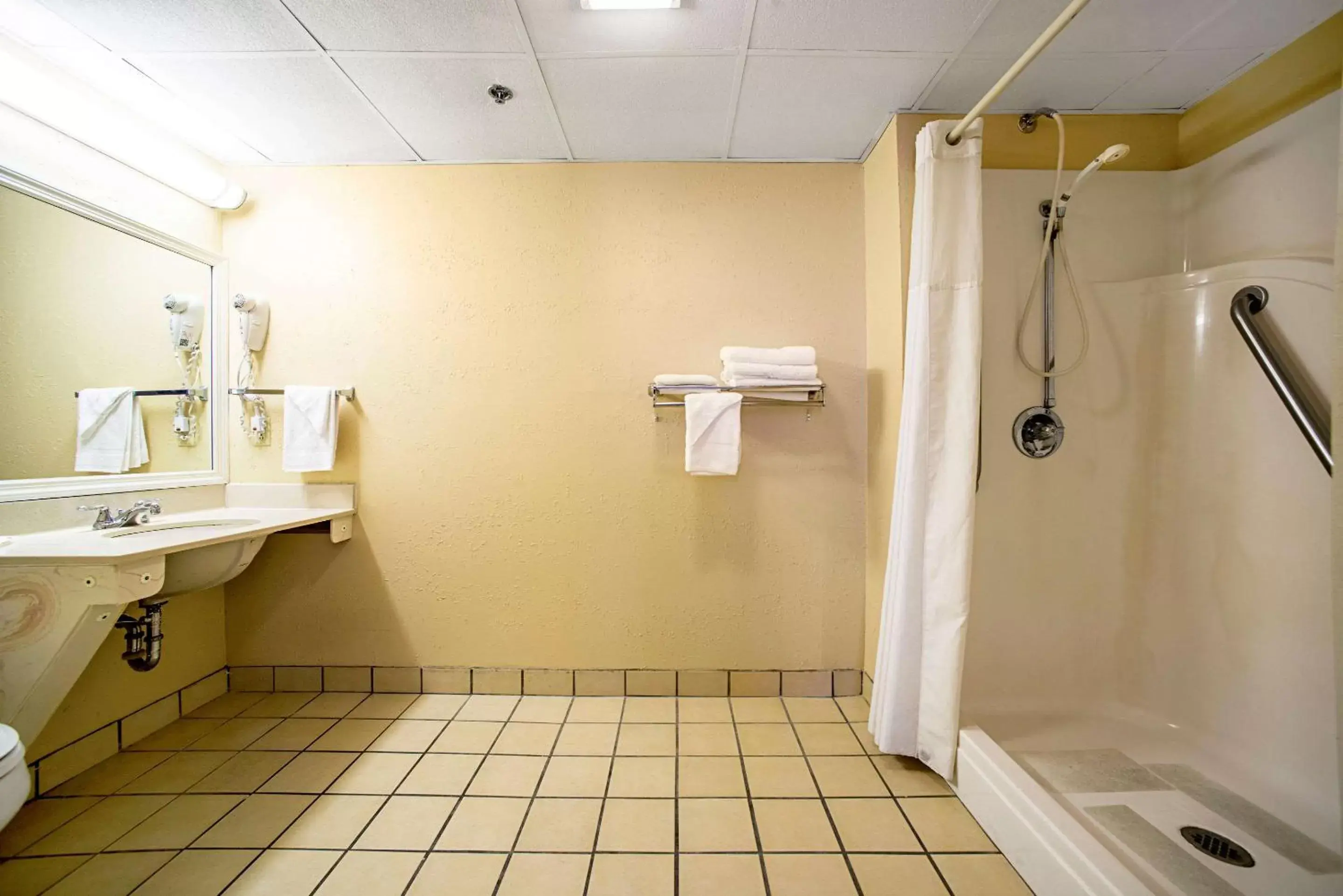 Bathroom in Quality Inn Near Six Flags St. Louis