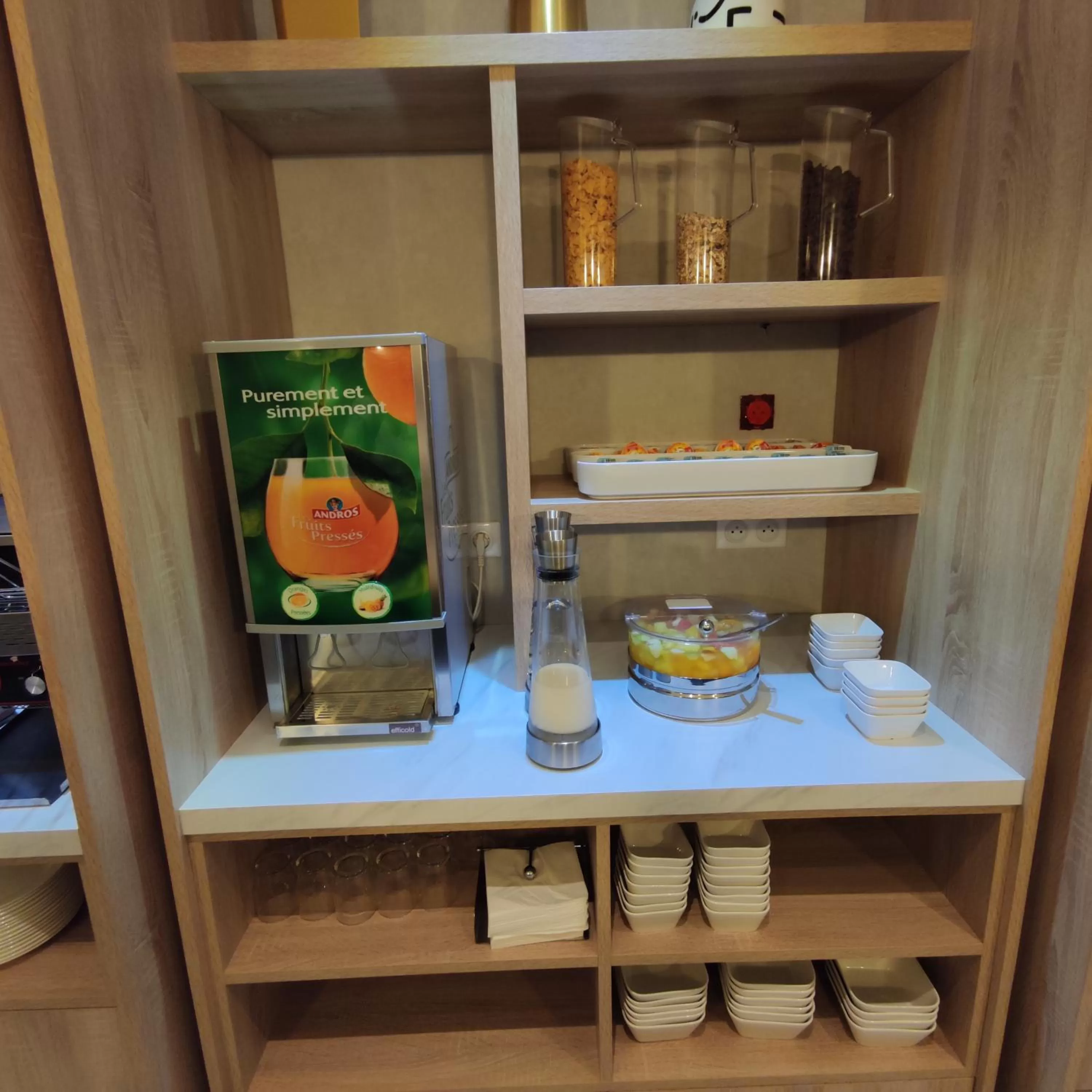 Food and drinks in Avia Hôtel Saphir Montparnasse