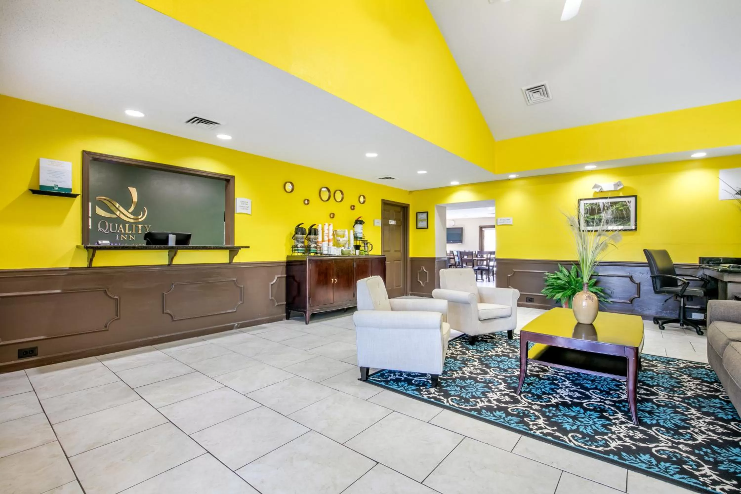 Seating area in Quality Inn Johnson City I-26 exit 17