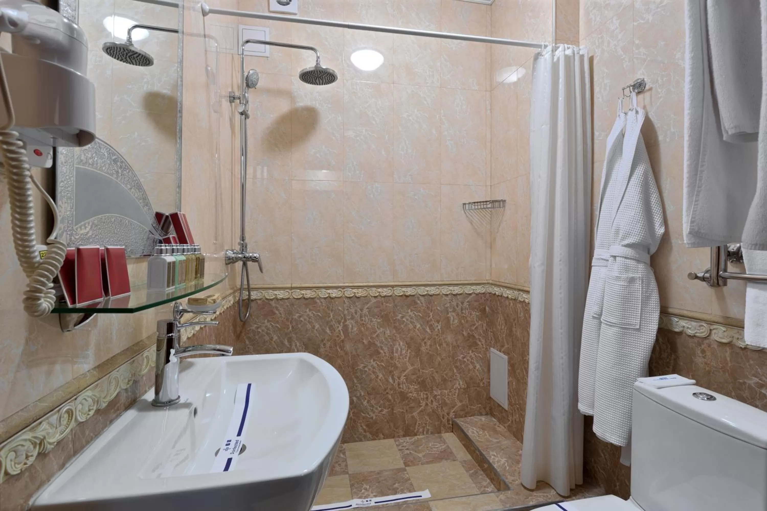 Shower in Boutique Hotel California