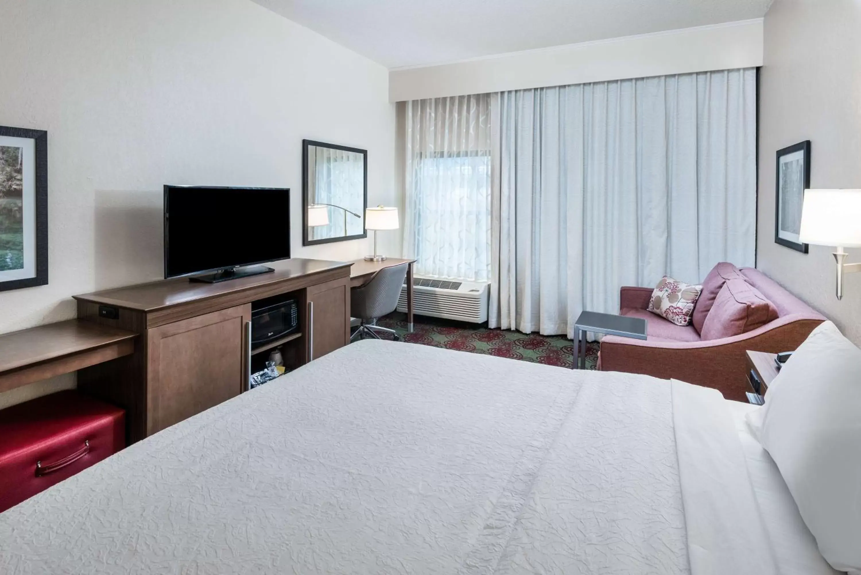 Bed, TV/Entertainment Center in Hampton Inn Debary-Deltona