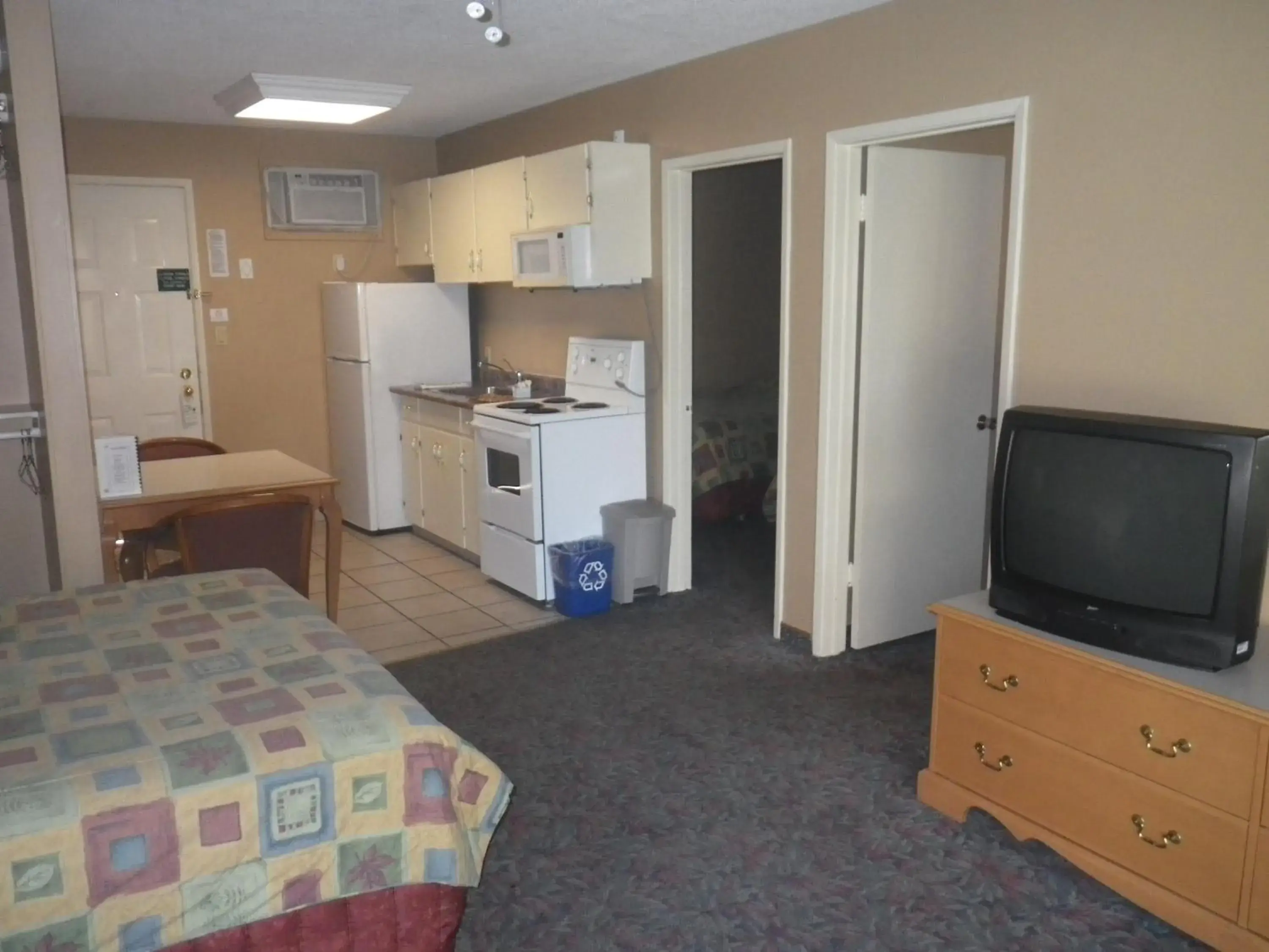 Photo of the whole room, Kitchen/Kitchenette in Okanagan Seasons Resort