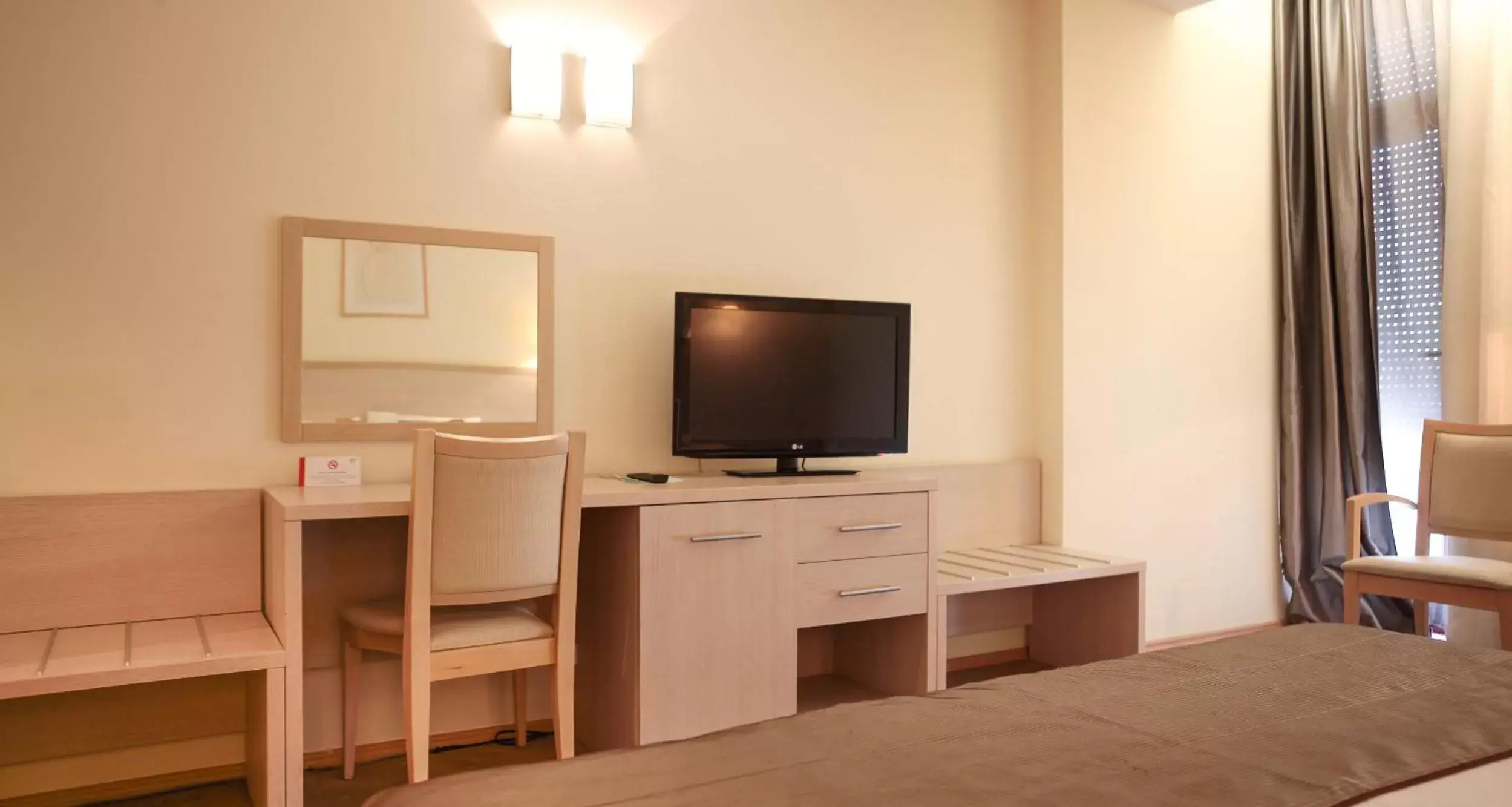 TV and multimedia, Bed in Savoy Hotel TV and multimedia, Bed in Savoy Hotel