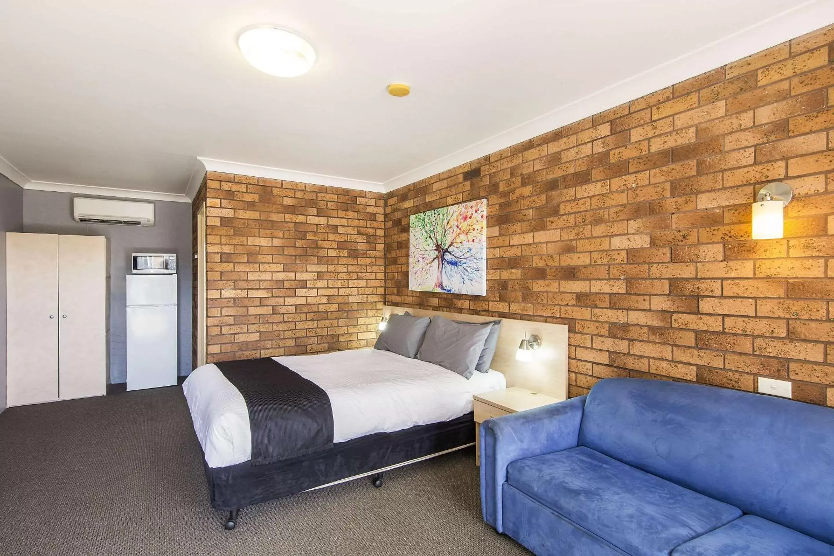 Photo of the whole room, Bed in Comfort Inn Dubbo City