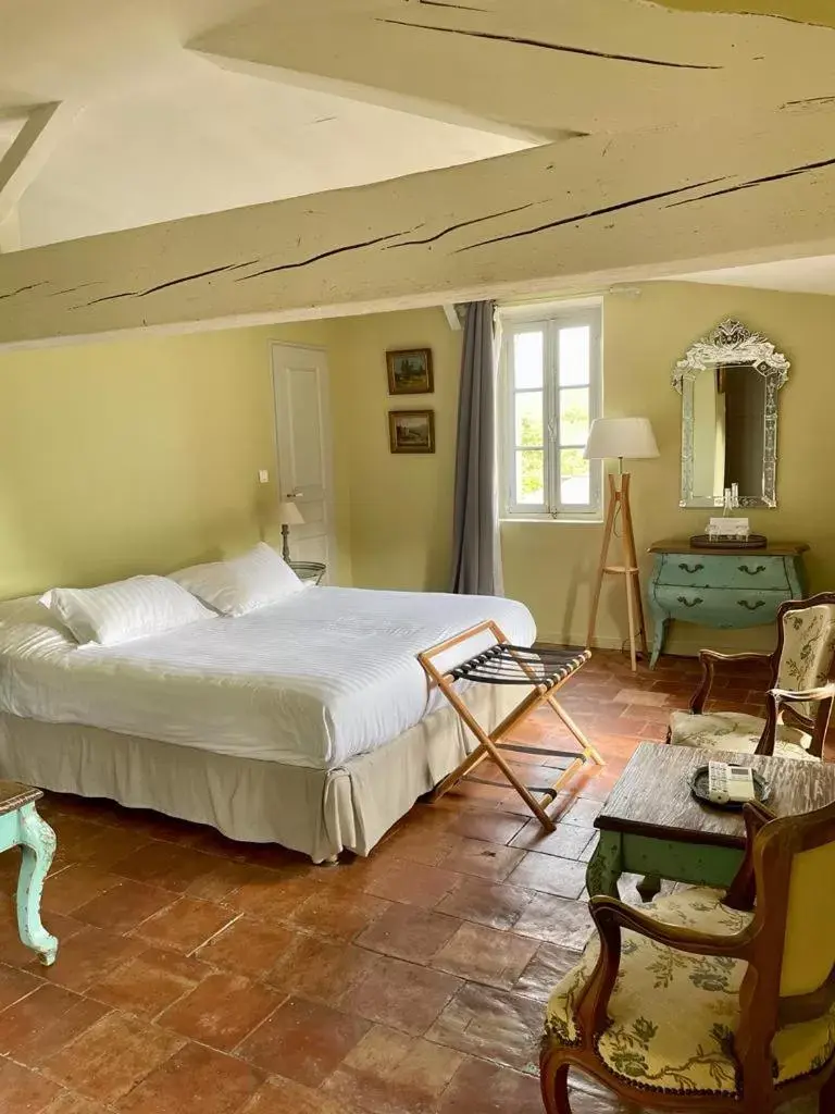 Luxury Double or Twin Room with Park View in Château le Bouïs Luxury Double or Twin Room with Park View in Château le Bouïs