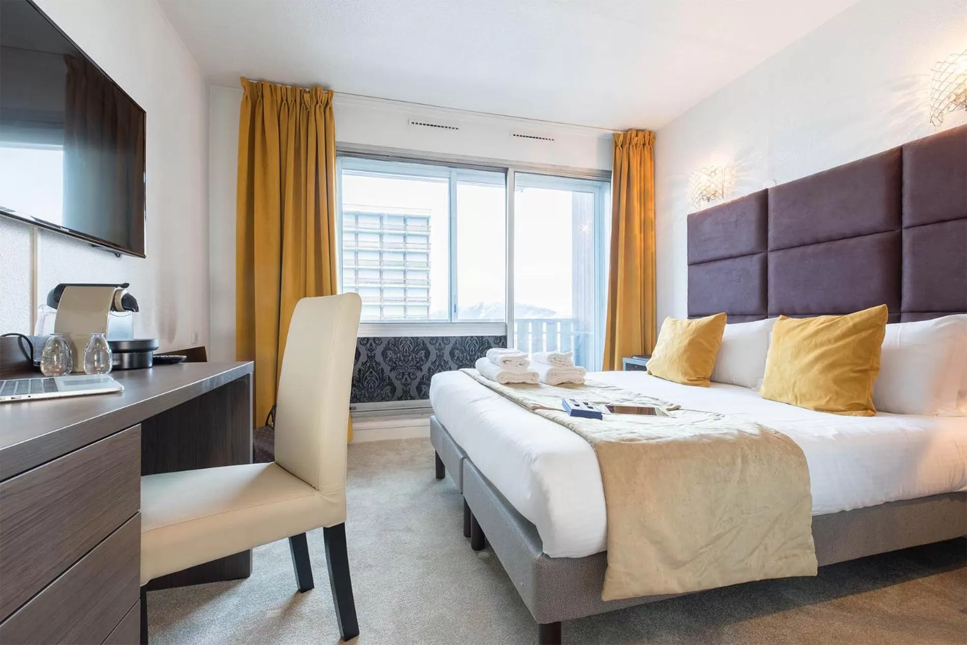 Bedroom, Bed in Madame Vacances - Hôtel Courchevel Olympic