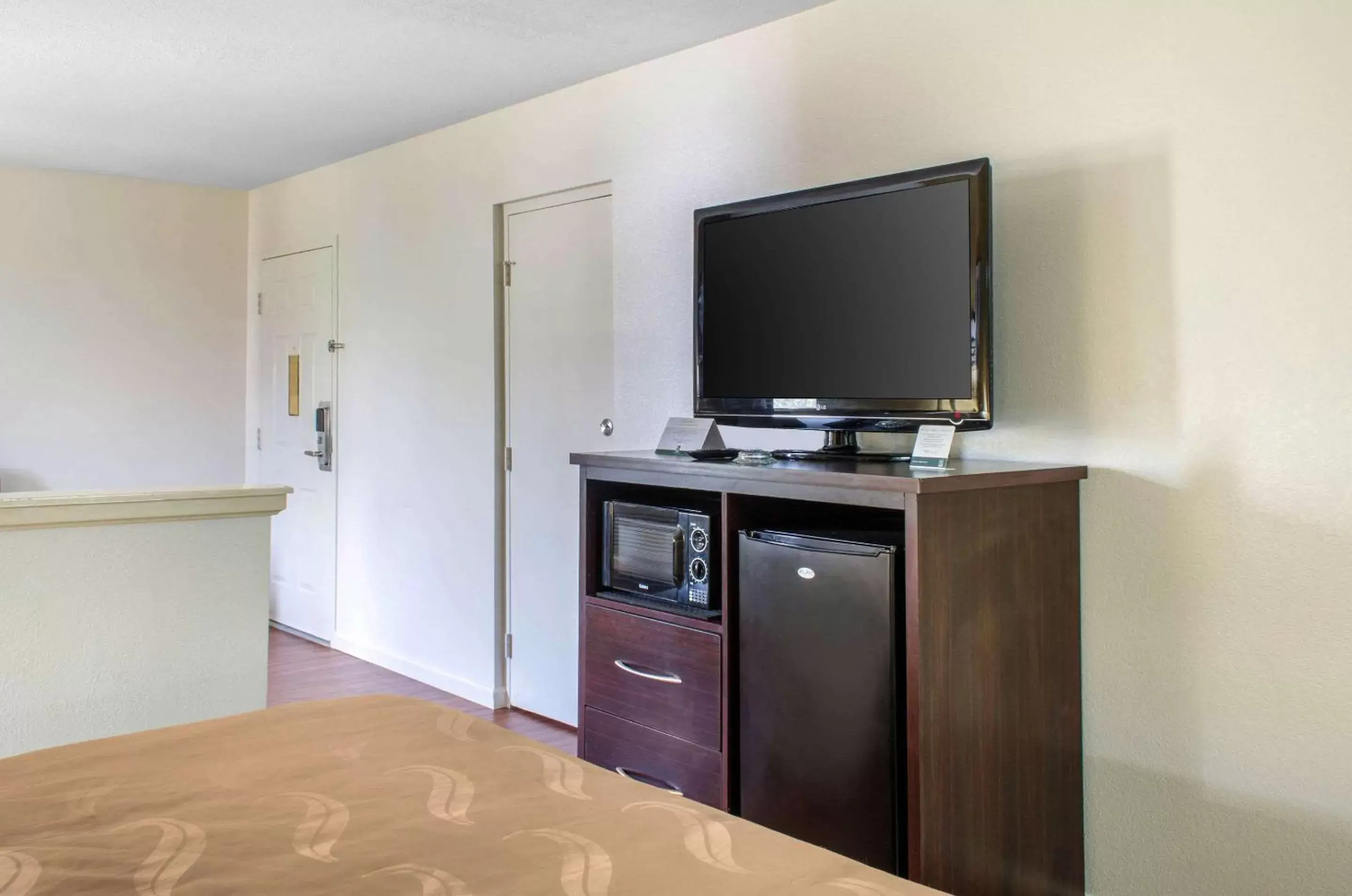 Photo of the whole room, TV/Entertainment Center in Quality Inn McComb