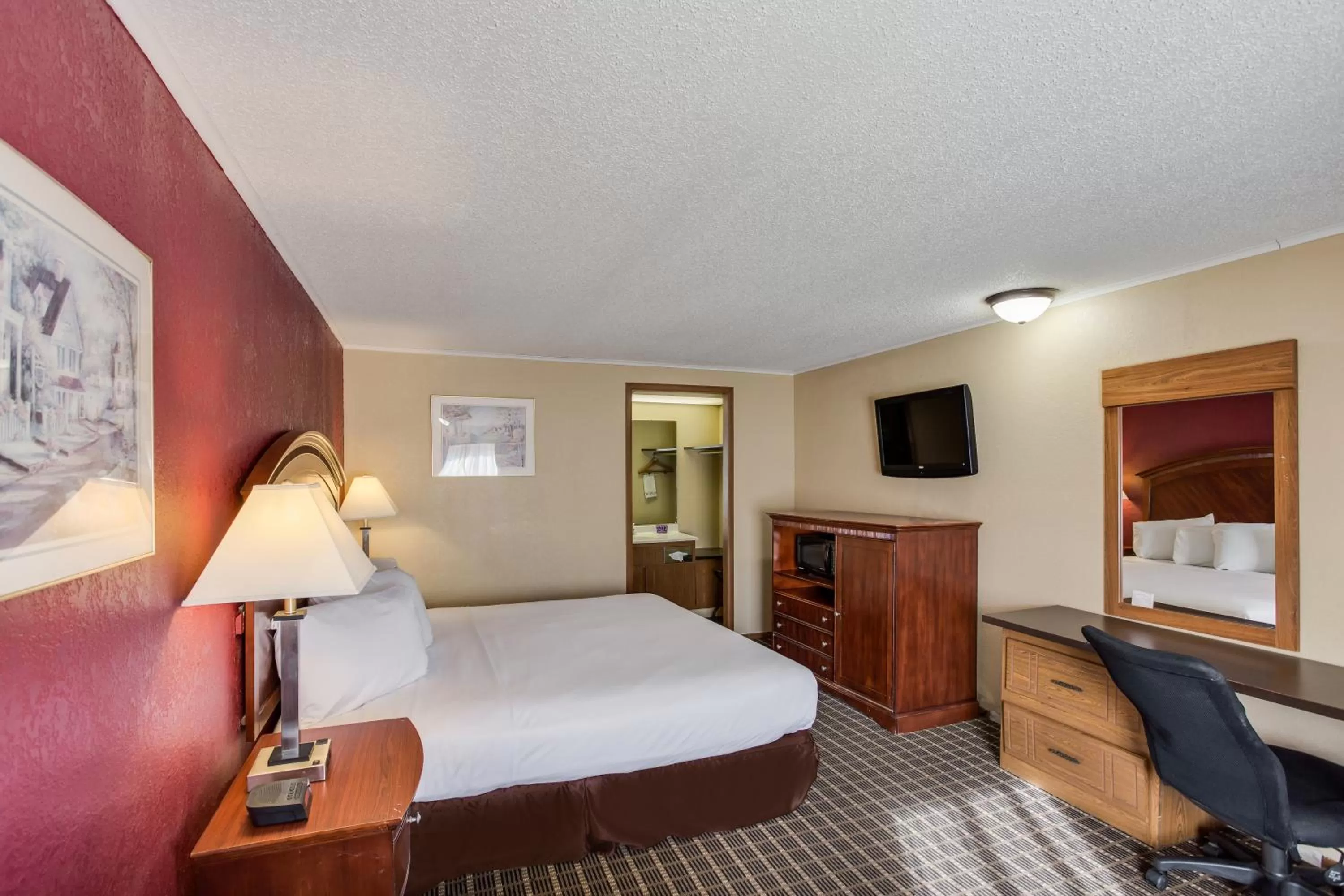 Bedroom, Bed in Knights Inn Ashland