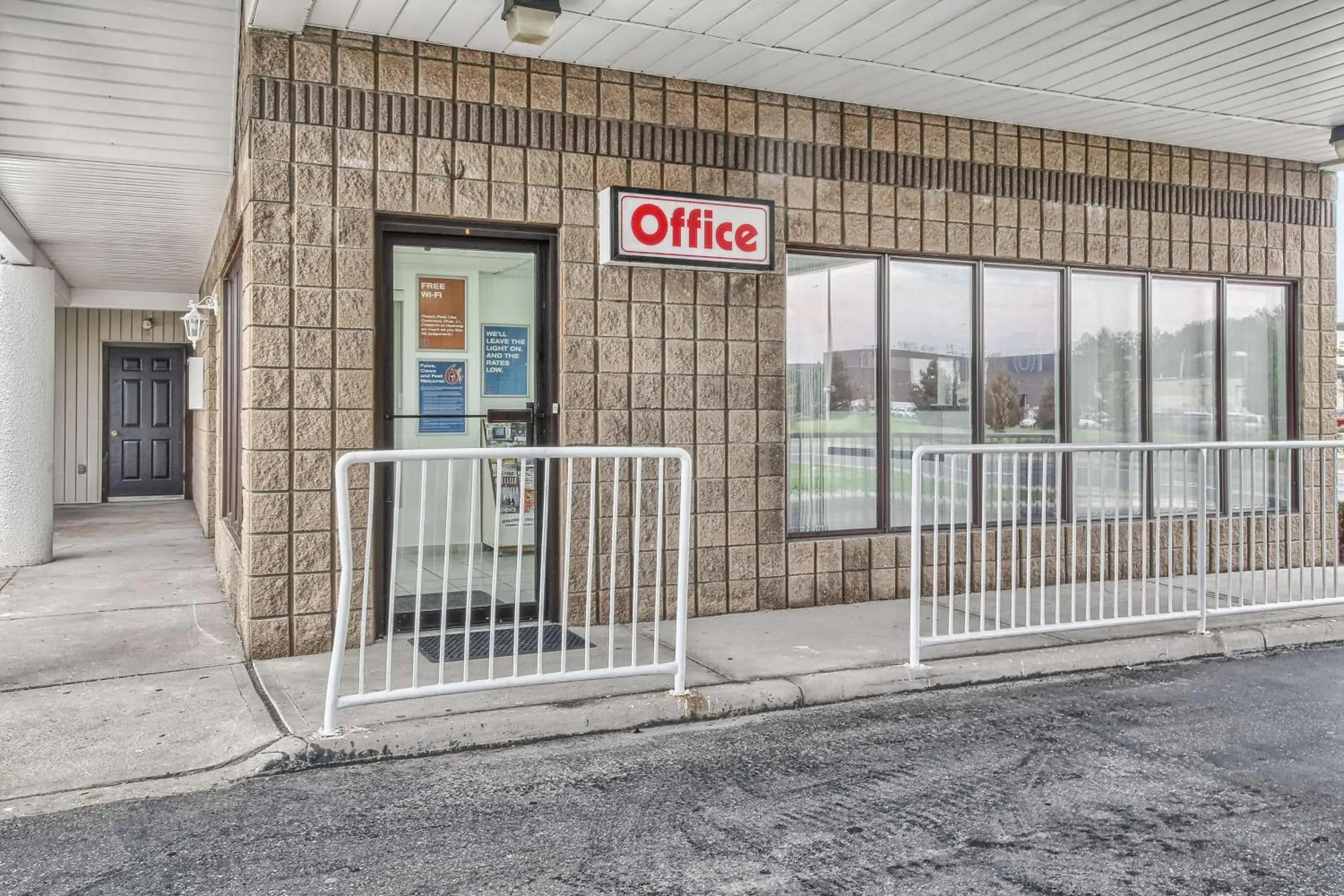 Property building in Motel 6-Windsor, ON Property building in Motel 6-Windsor, ON