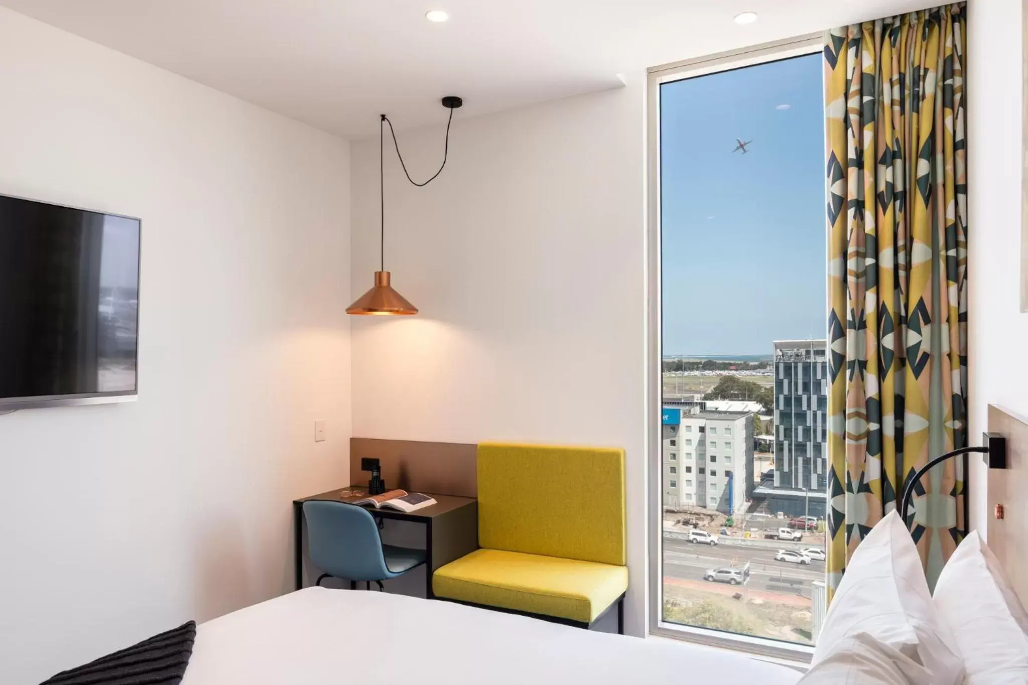 Bedroom, TV/Entertainment Center in Citadines Connect Sydney Airport
