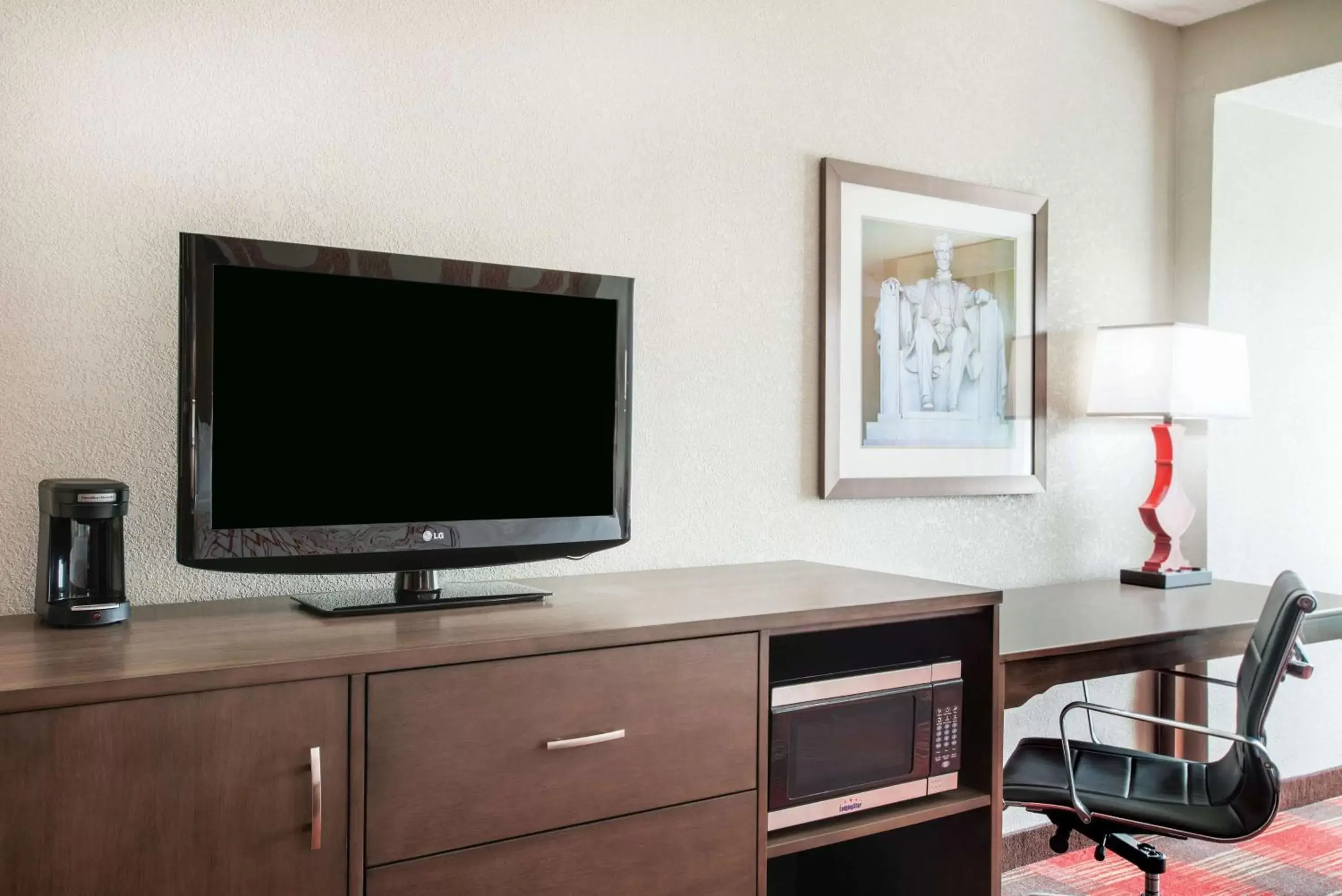 Photo of the whole room, TV/Entertainment Center in La Quinta Inn & Suites by Wyndham DC Metro Capital Beltway