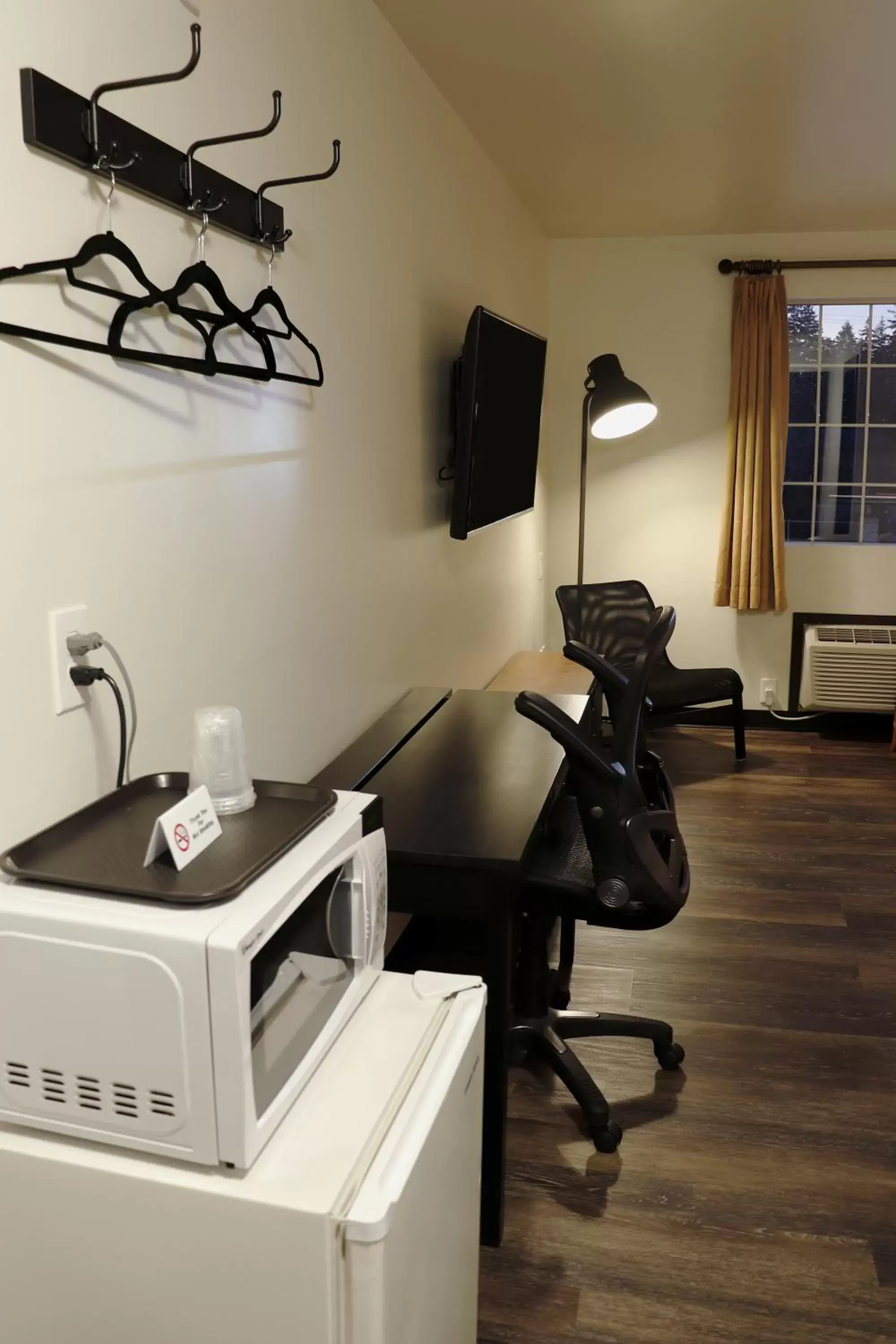 Toilet, Kitchen/Kitchenette in Best Lynnwood Inn