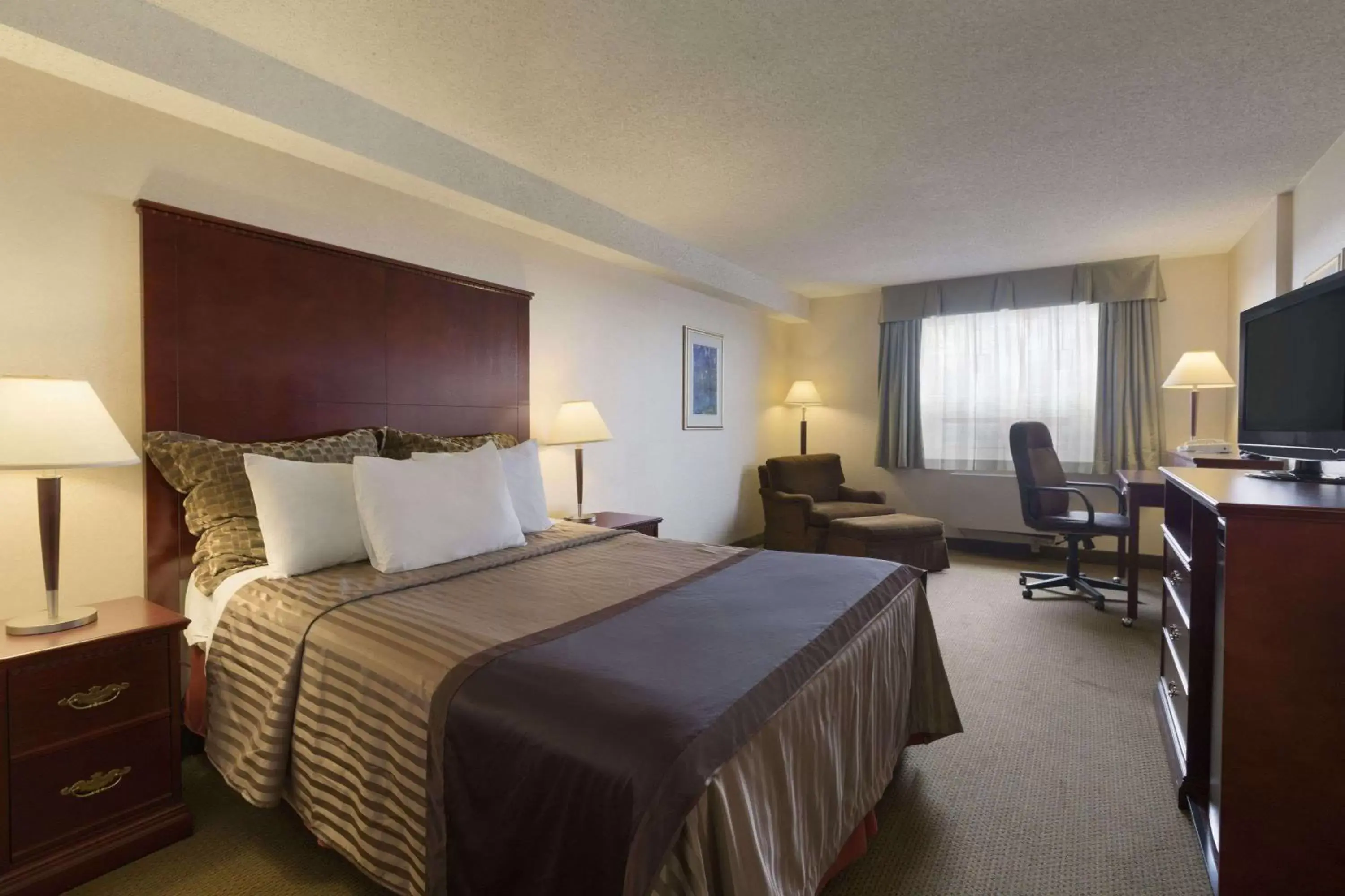 Photo of the whole room, Bed in Travelodge Hotel by Wyndham Vancouver Airport