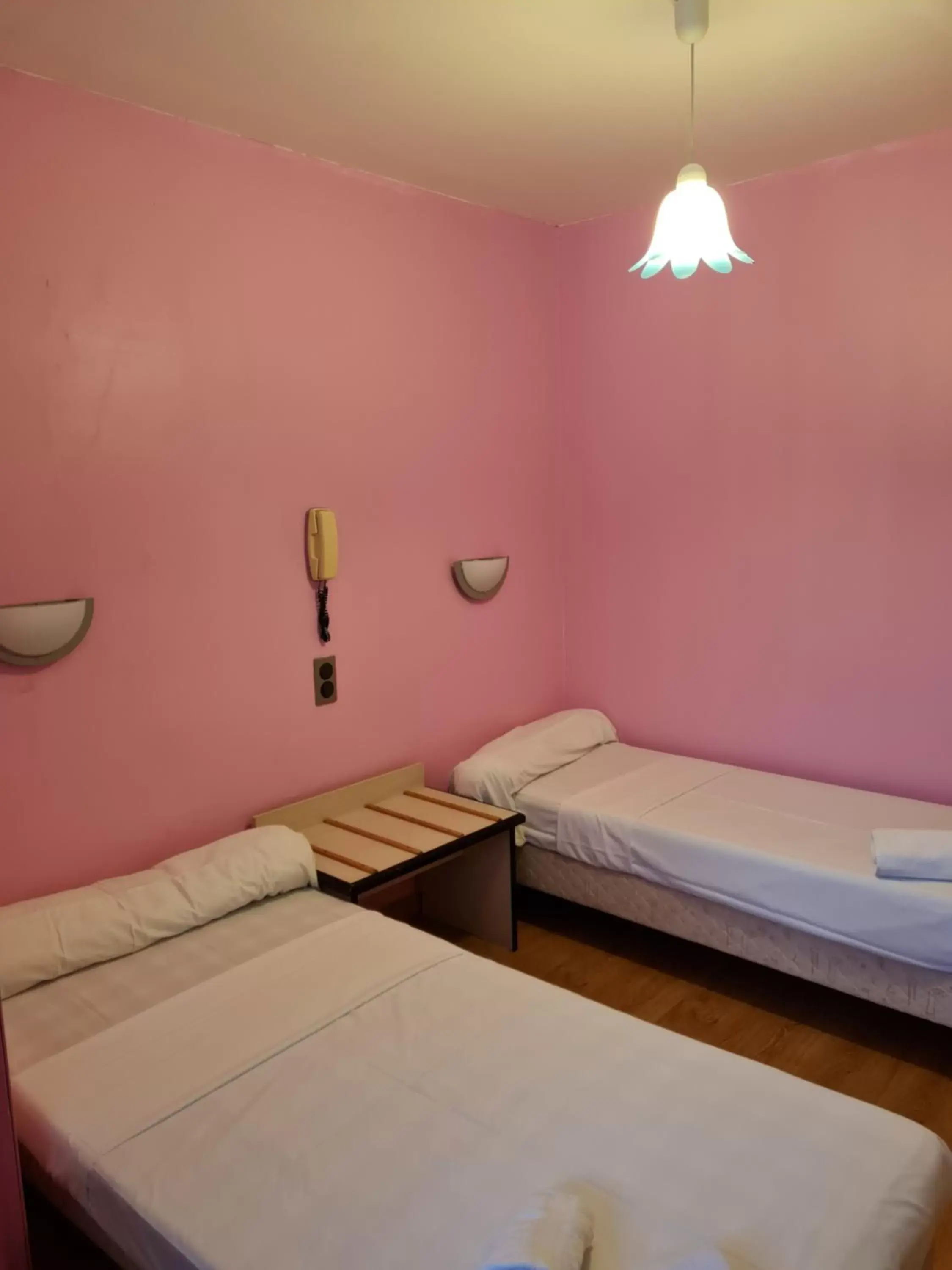 Bed in Hôtel Le Milan