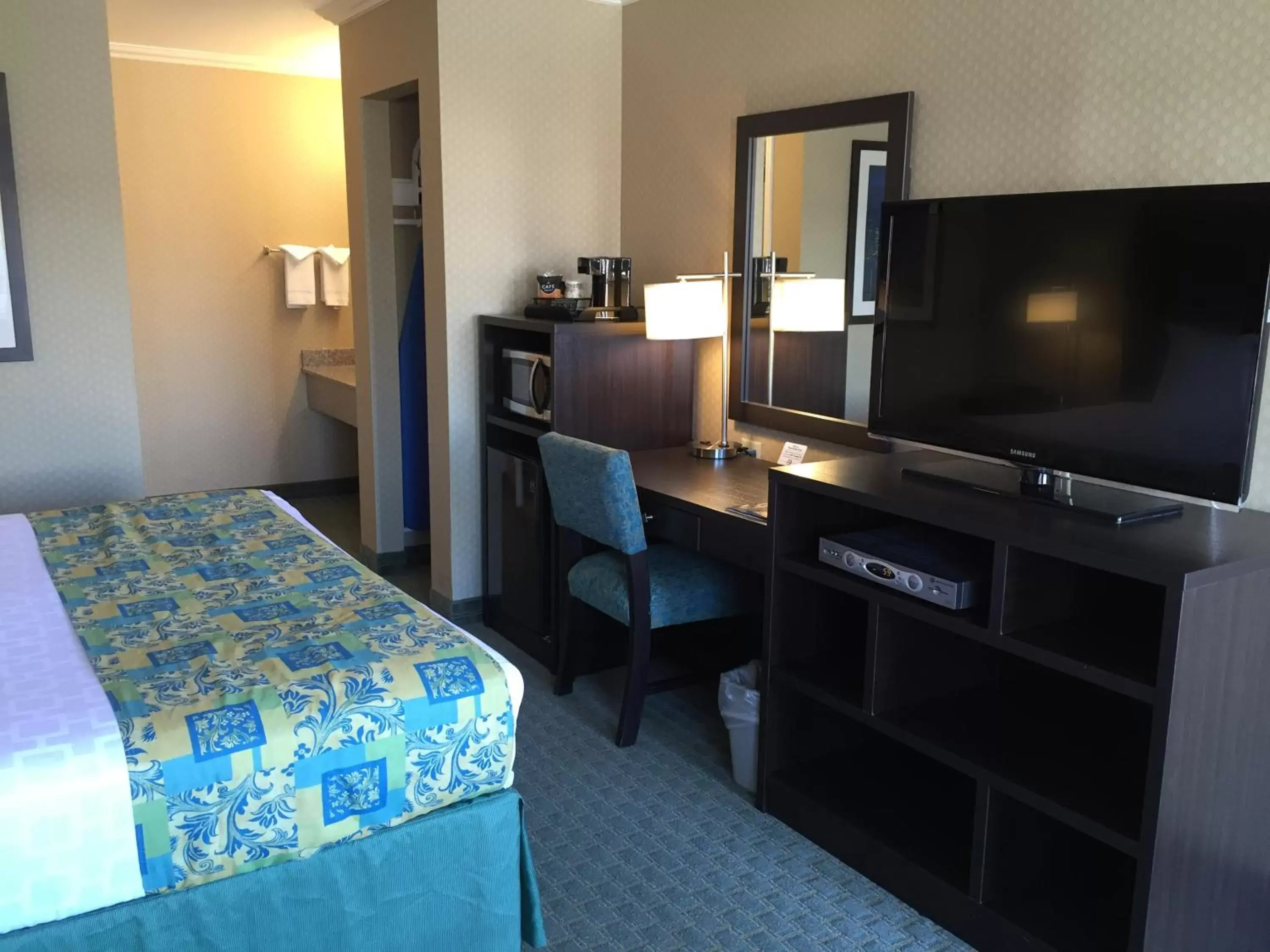 Bed, TV/Entertainment Center in Regency Inn at San Francisco Airport